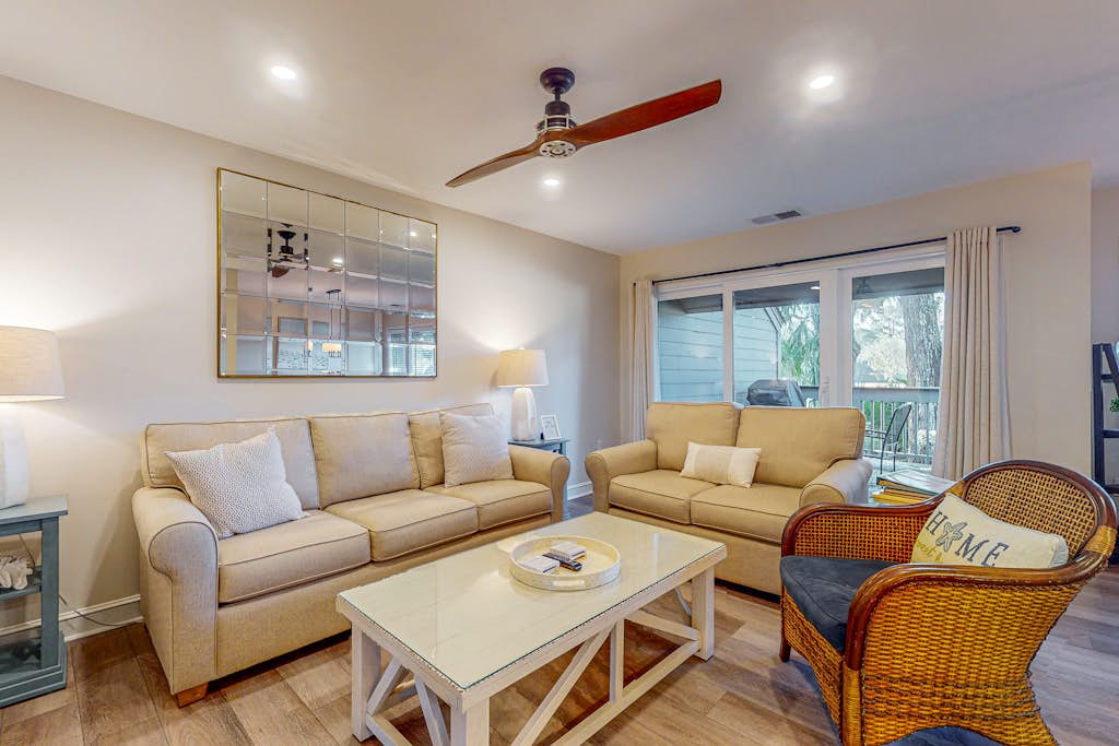 Newly-renovated home on a golf course with a private deck - close to the beach — Hilton Head, SC — vacation rental