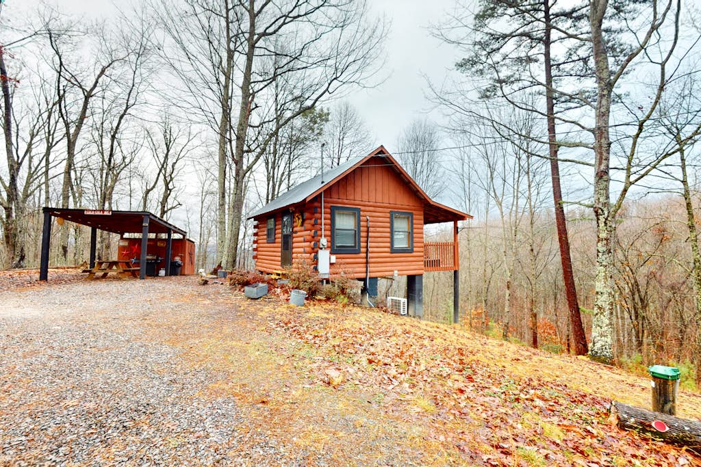 Secluded Dog Friendly Cabin, Sleeps 4, Mtn View, Tub — Sevierville, TN — vacation rental