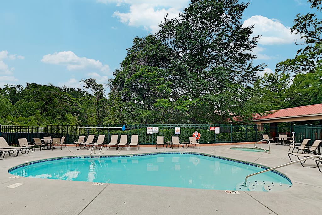 Walk to DowntownใปMtn ViewใปFireplaceใปSeasonal Pool โ Gatlinburg, TN โ vacation rental