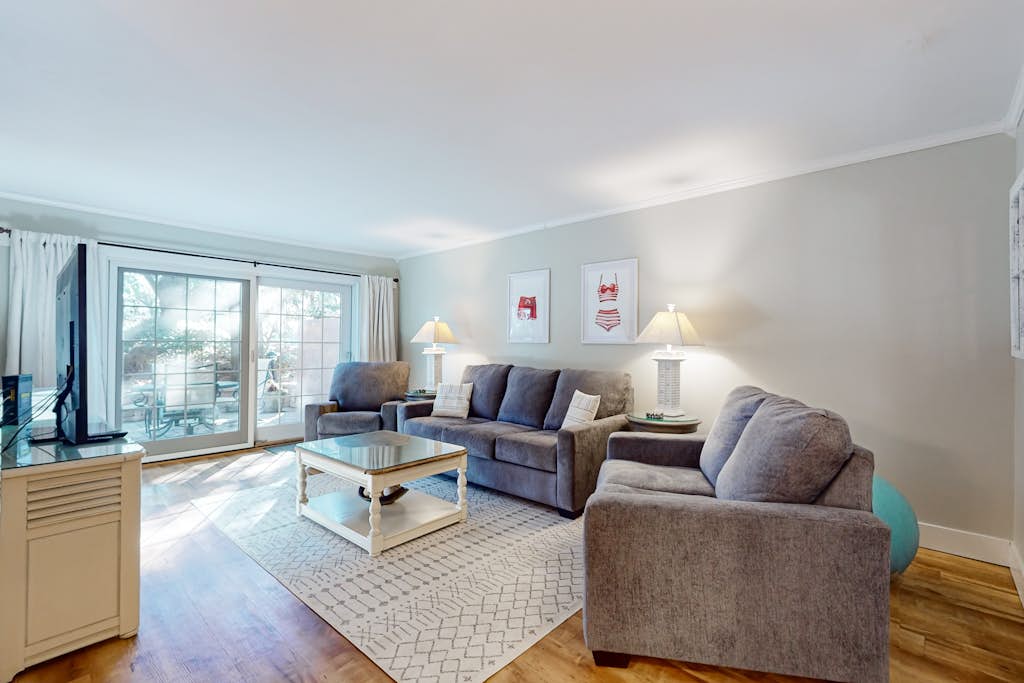 Enchanting condo just steps to golf & Harbour Town Marina — Hilton Head, SC — vacation rental