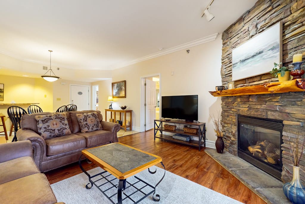 Find Relaxed Luxe, Sleeps 6, Jetted Tub, Downtown — Gatlinburg, TN — vacation rental