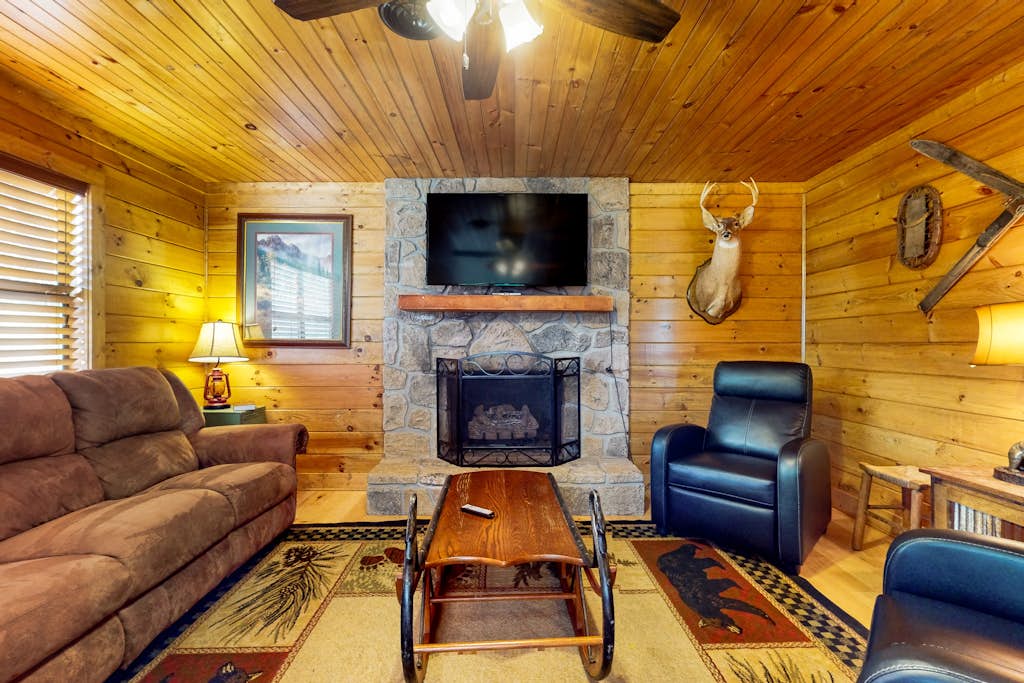 Cozy Wooded Cabin, Game Room, Hot Tub, Large Deck — Gatlinburg, TN — vacation rental