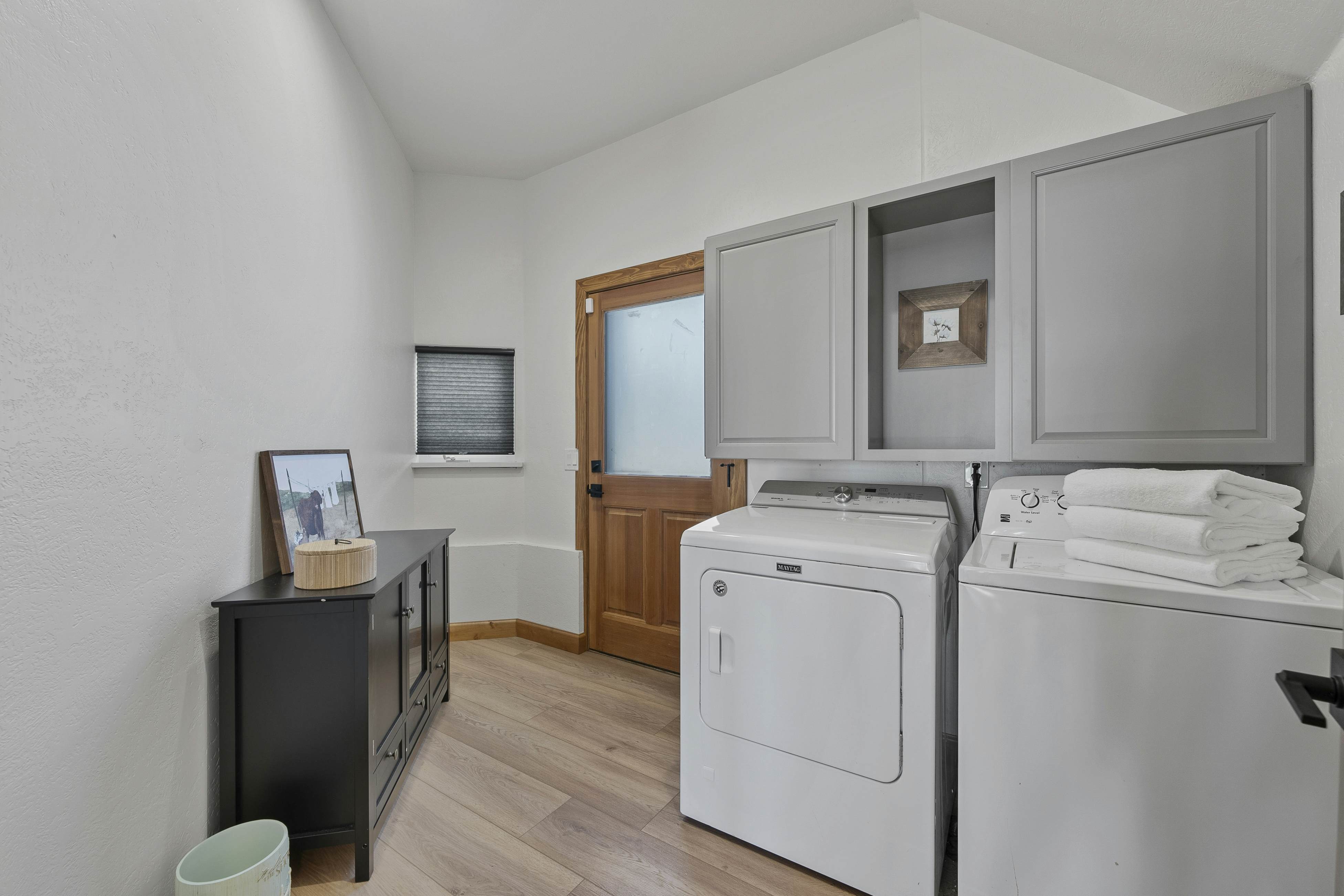 Pirate Cove Retreat -Main Home & Cottage