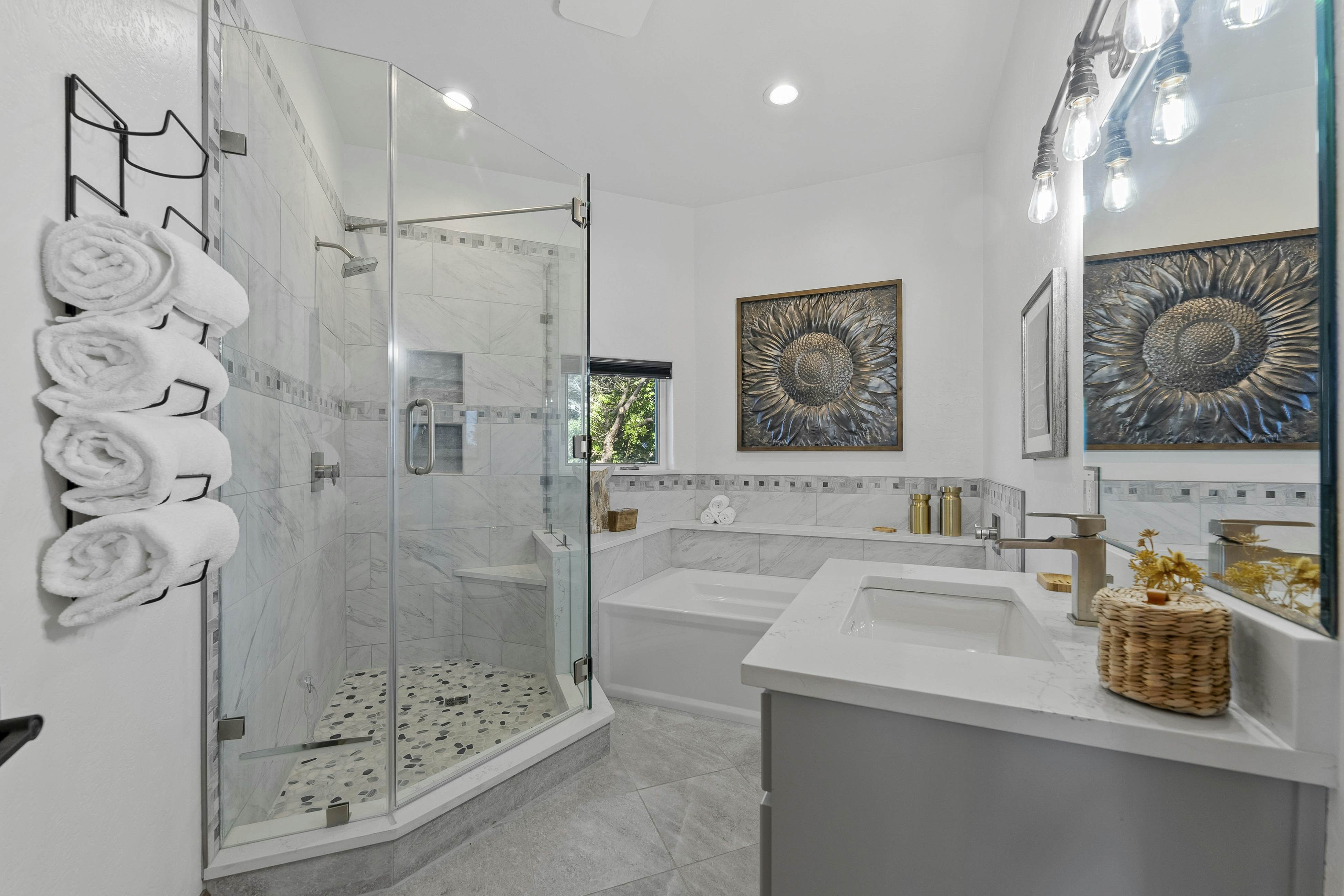 Pirate Cove Retreat -Main Home & Cottage