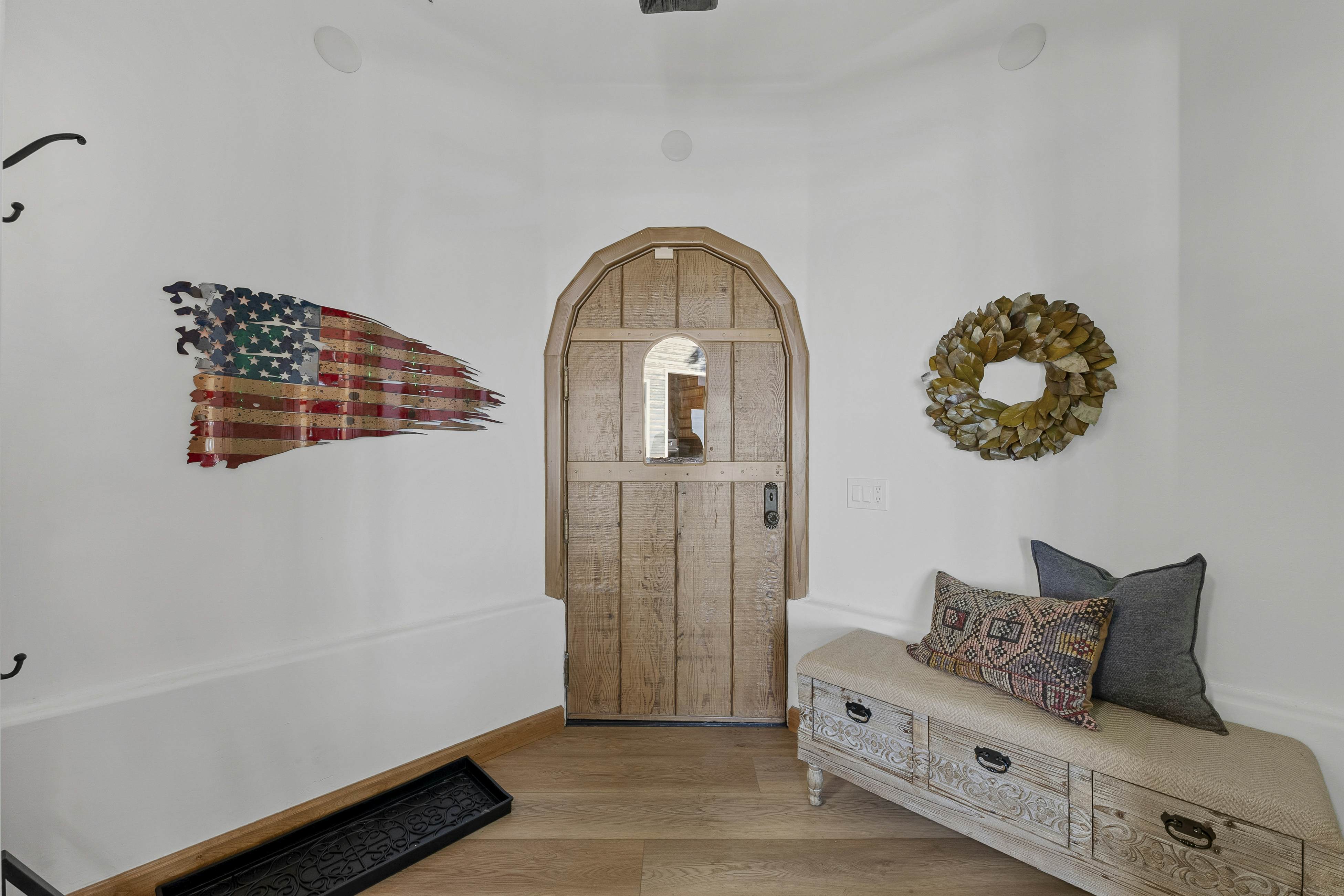 Pirate Cove Retreat -Main Home & Cottage