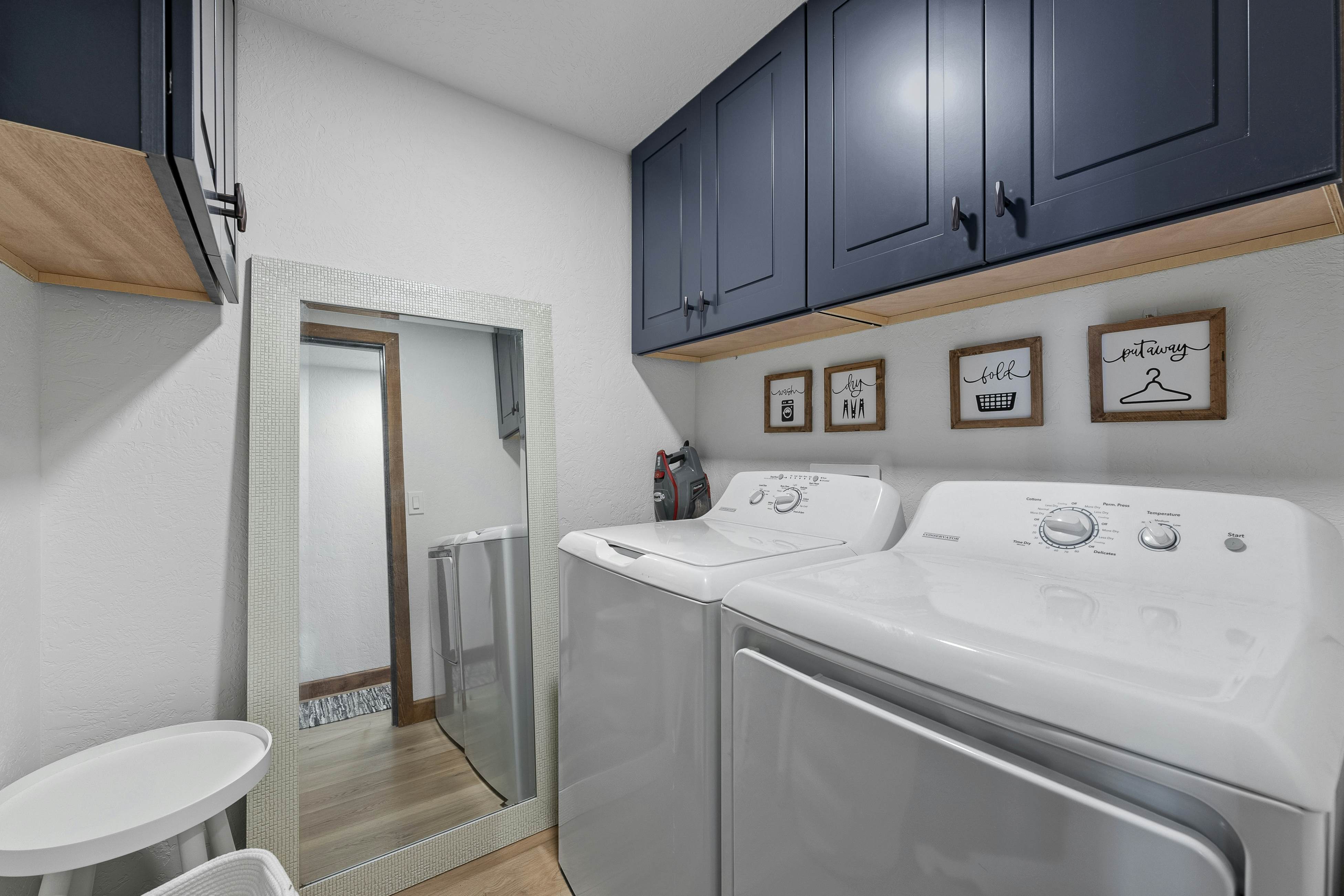 Pirate Cove Retreat -Main Home & Cottage