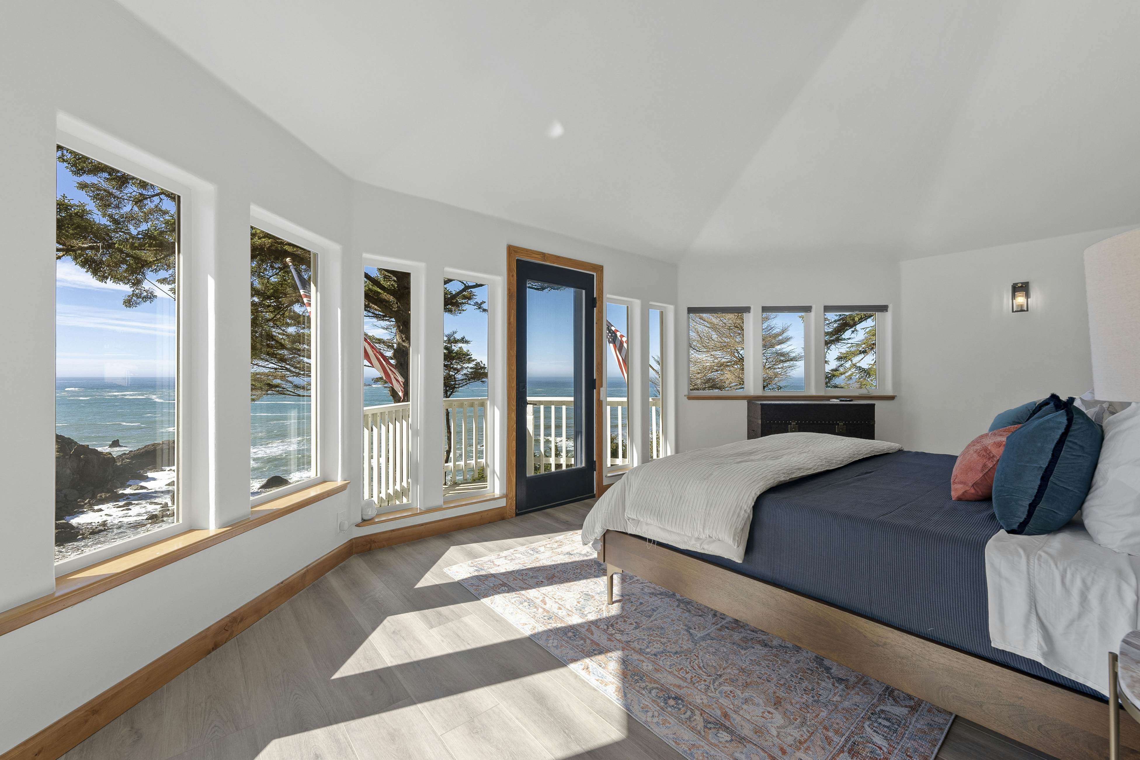 Pirate Cove Retreat -Main Home & Cottage