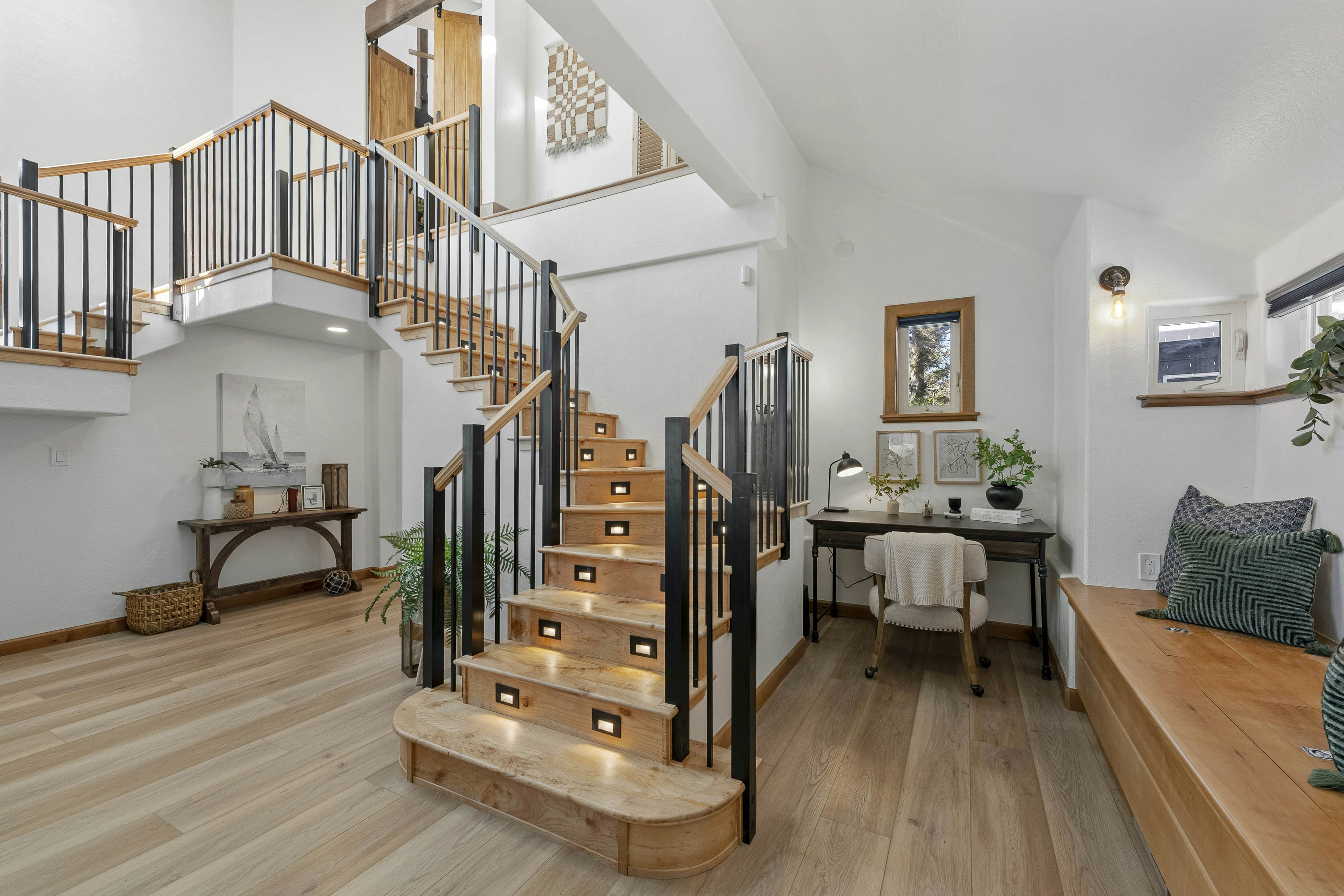 Pirate Cove Retreat -Main Home & Cottage