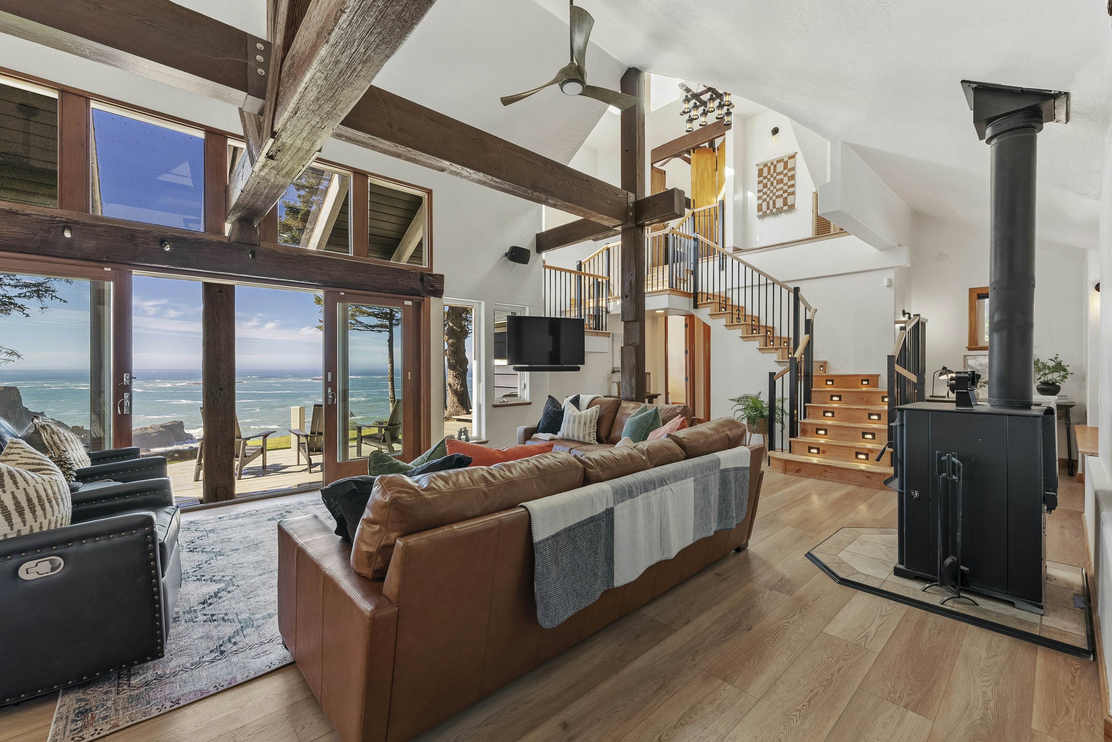 Pirate Cove Retreat -Main Home & Cottage