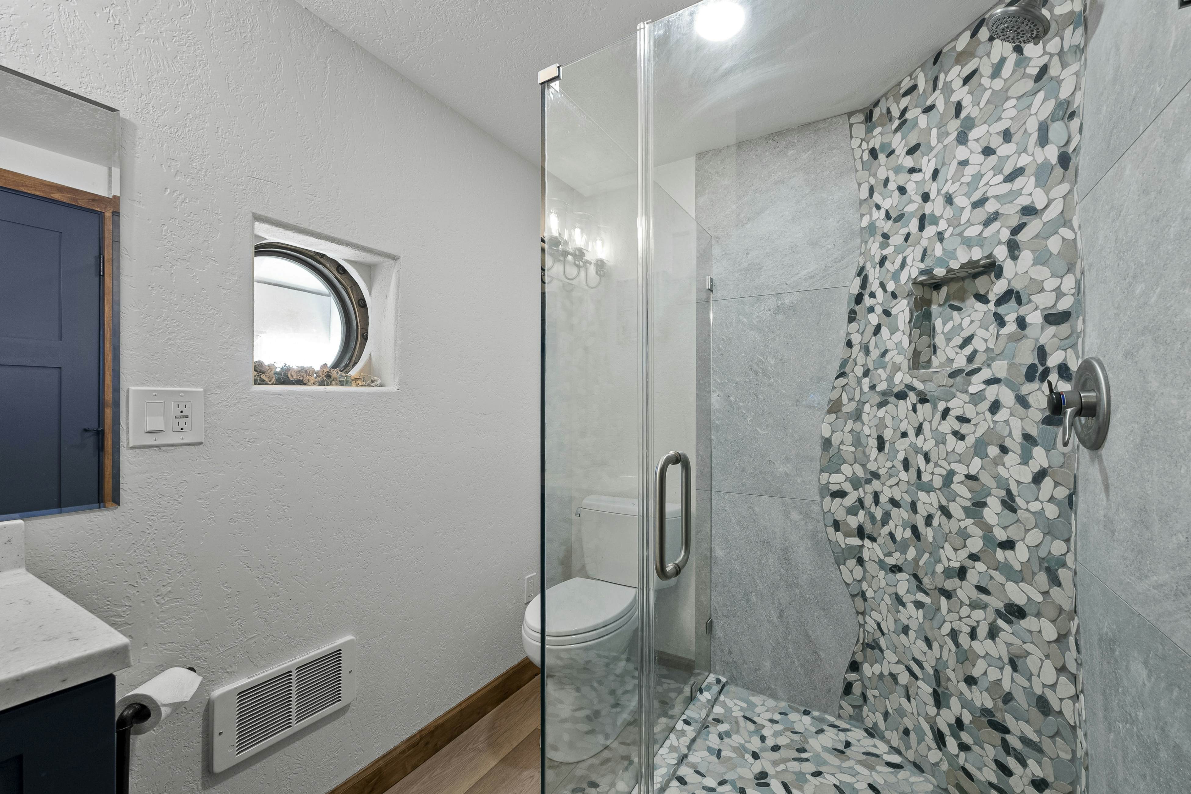 Pirate Cove Retreat -Main Home & Cottage