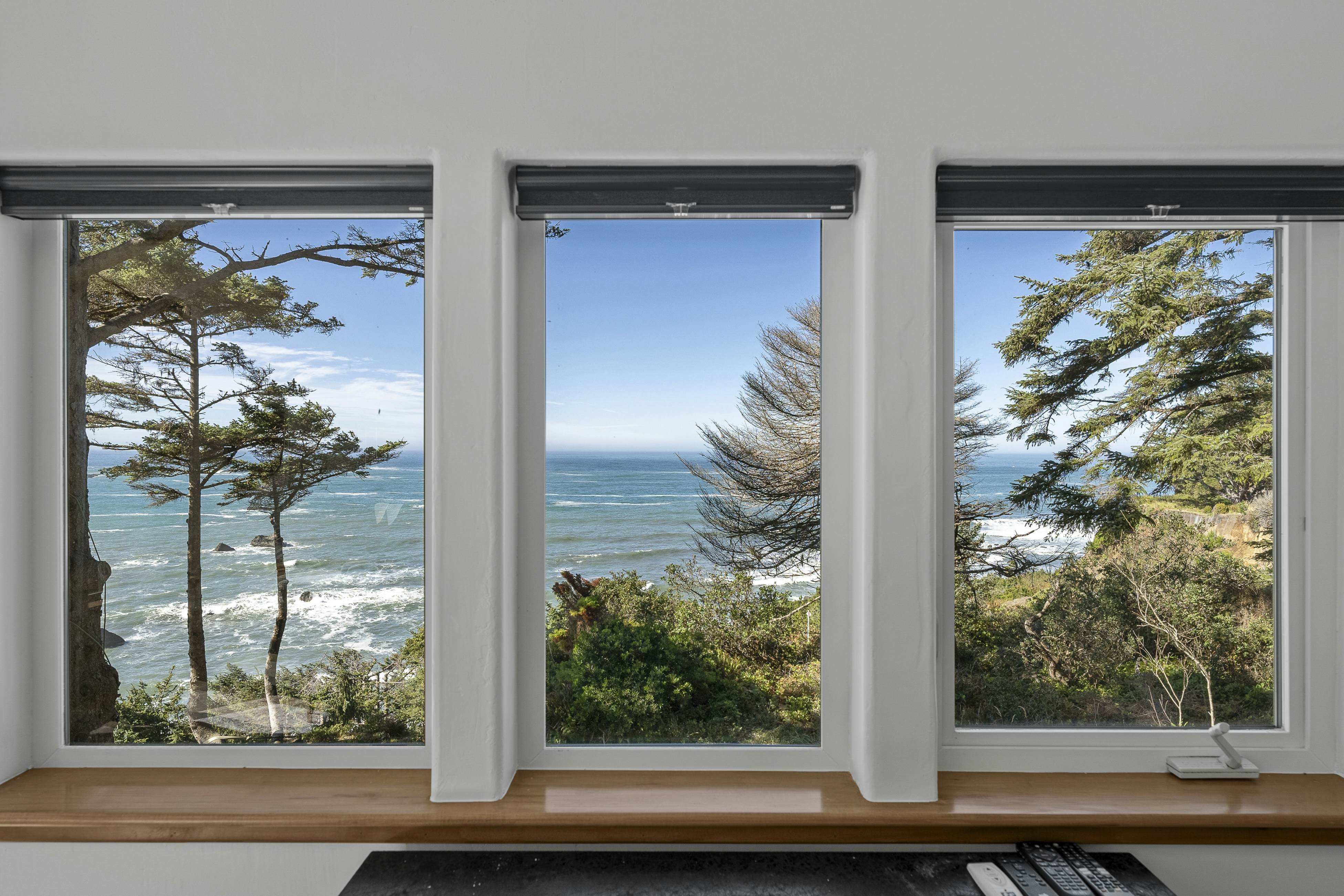 Pirate Cove Retreat -Main Home & Cottage