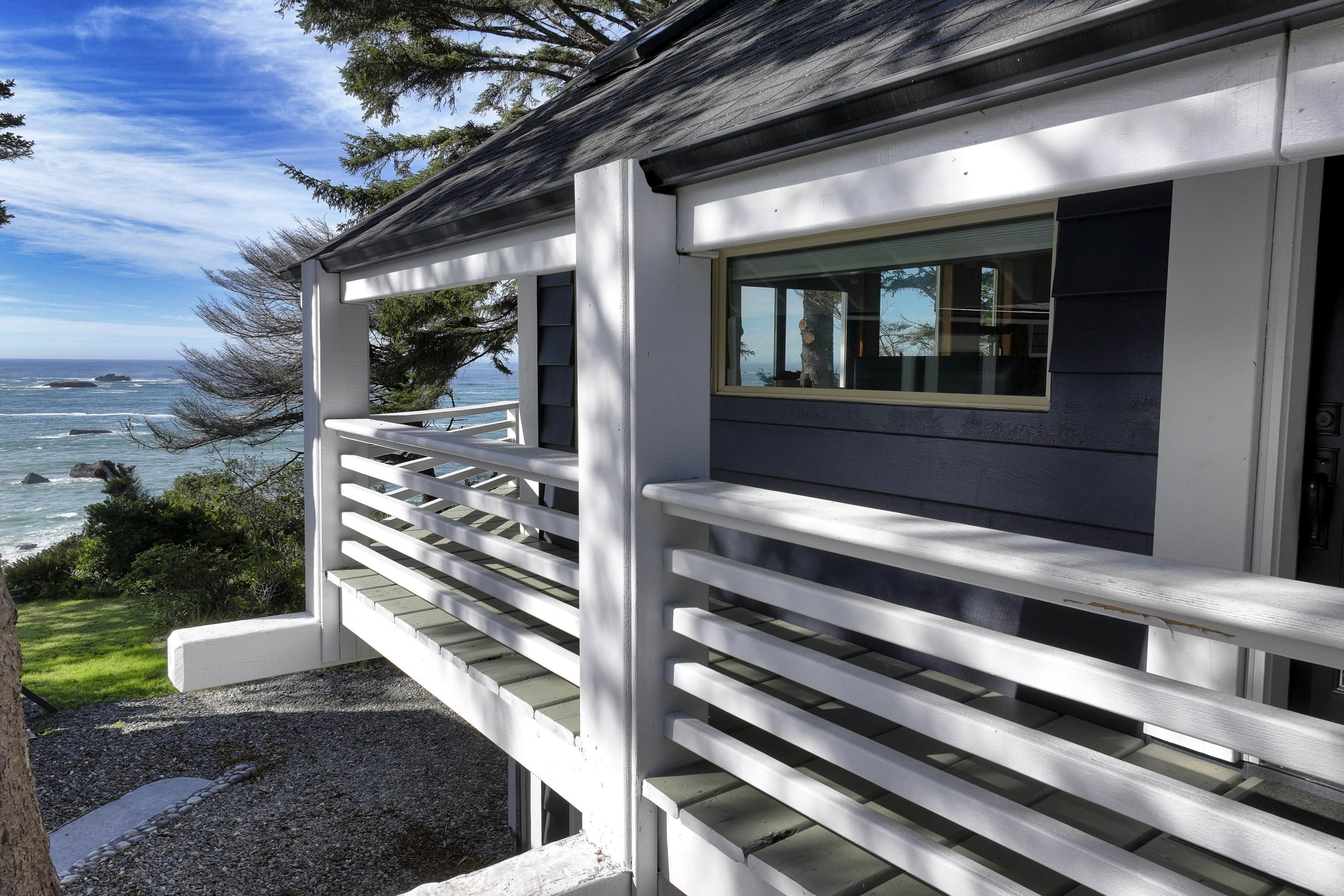 Pirate Cove Retreat -Main Home & Cottage