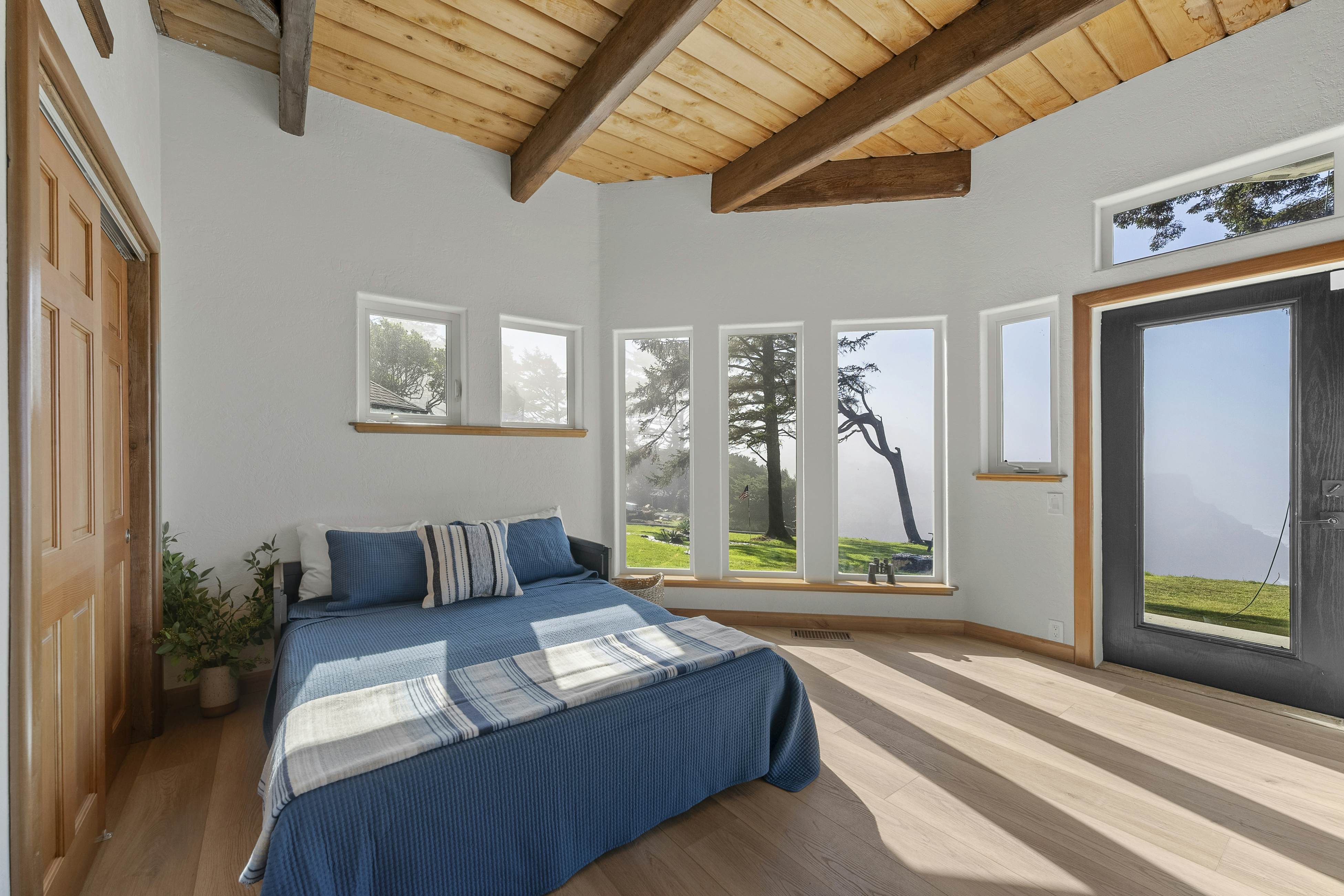 Pirate Cove Retreat -Main Home & Cottage