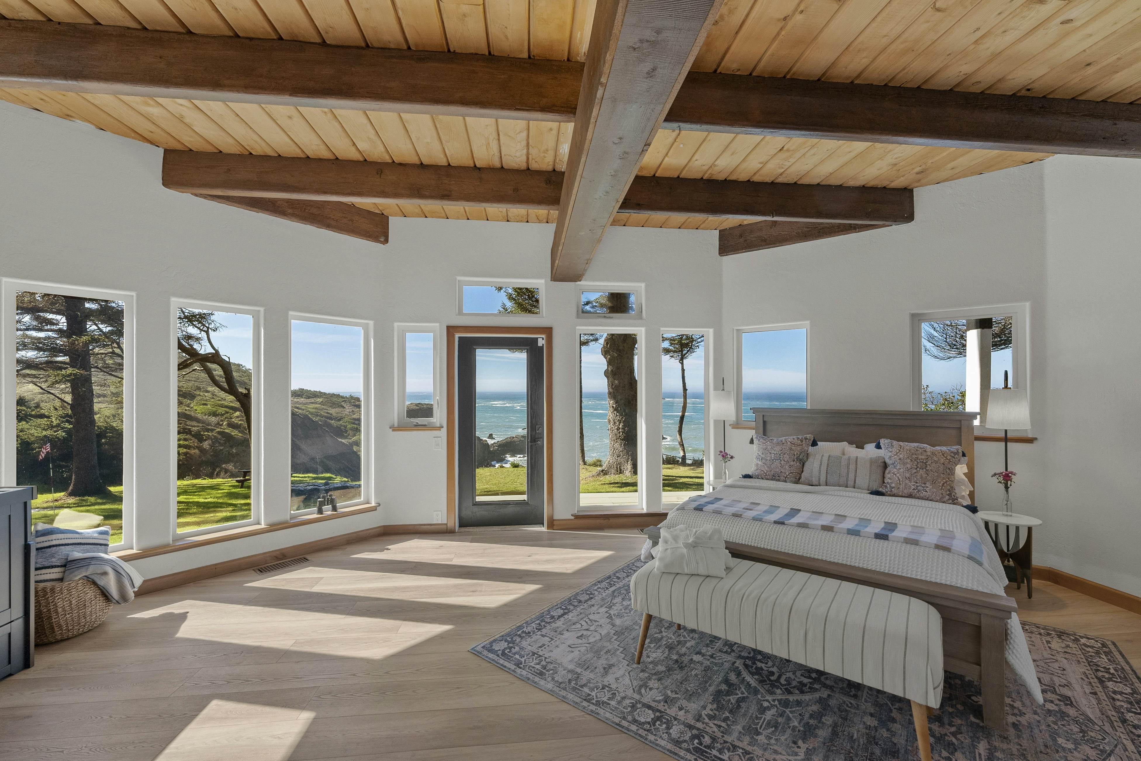 Pirate Cove Retreat -Main Home & Cottage