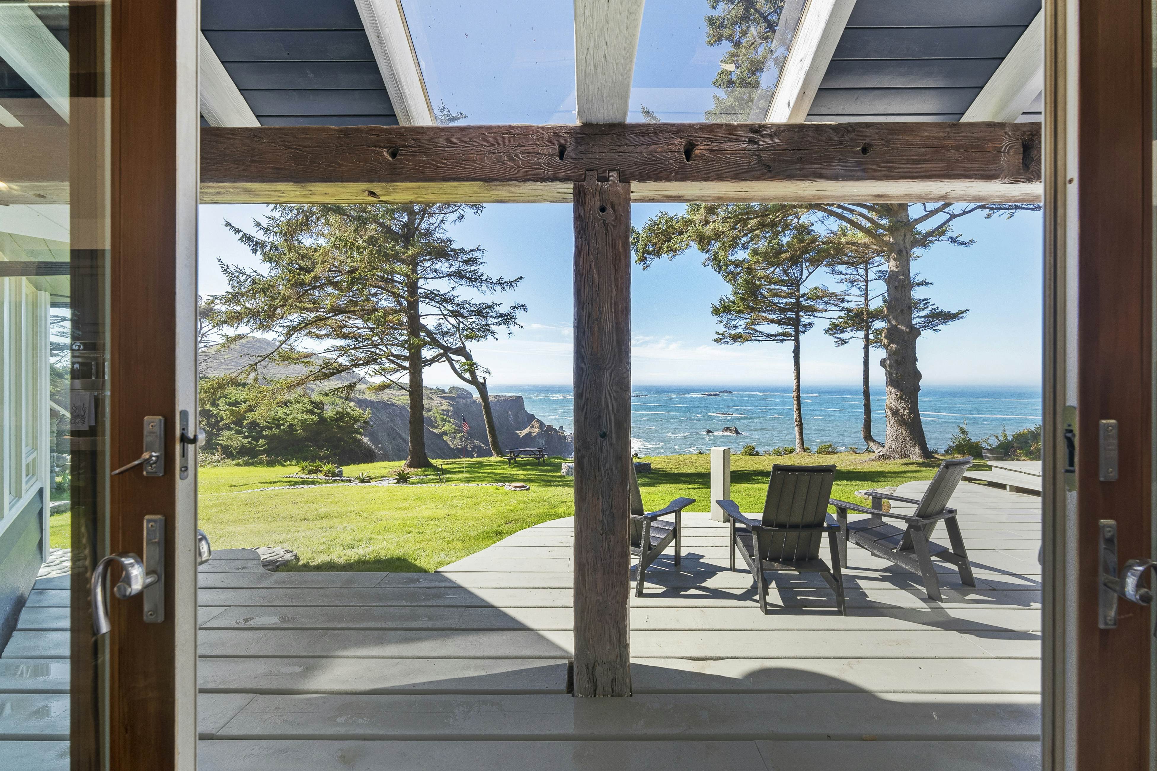 Pirate Cove Retreat -Main Home & Cottage