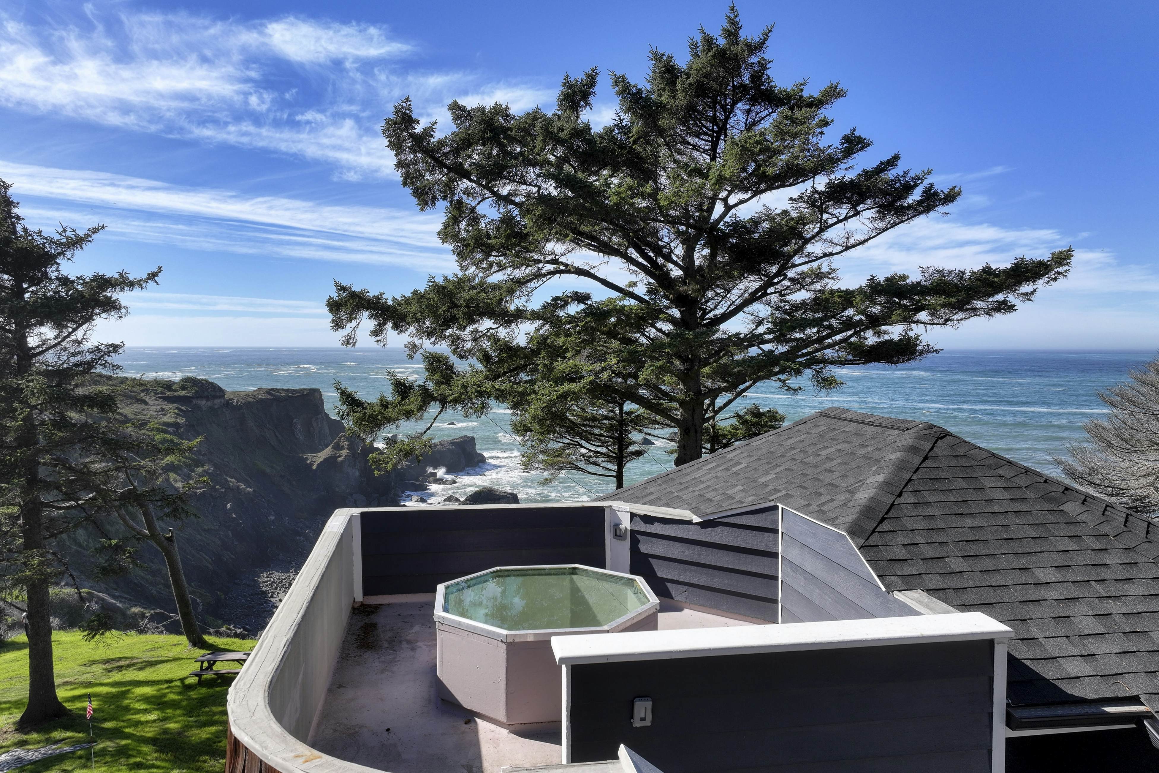 Pirate Cove Retreat -Main Home & Cottage