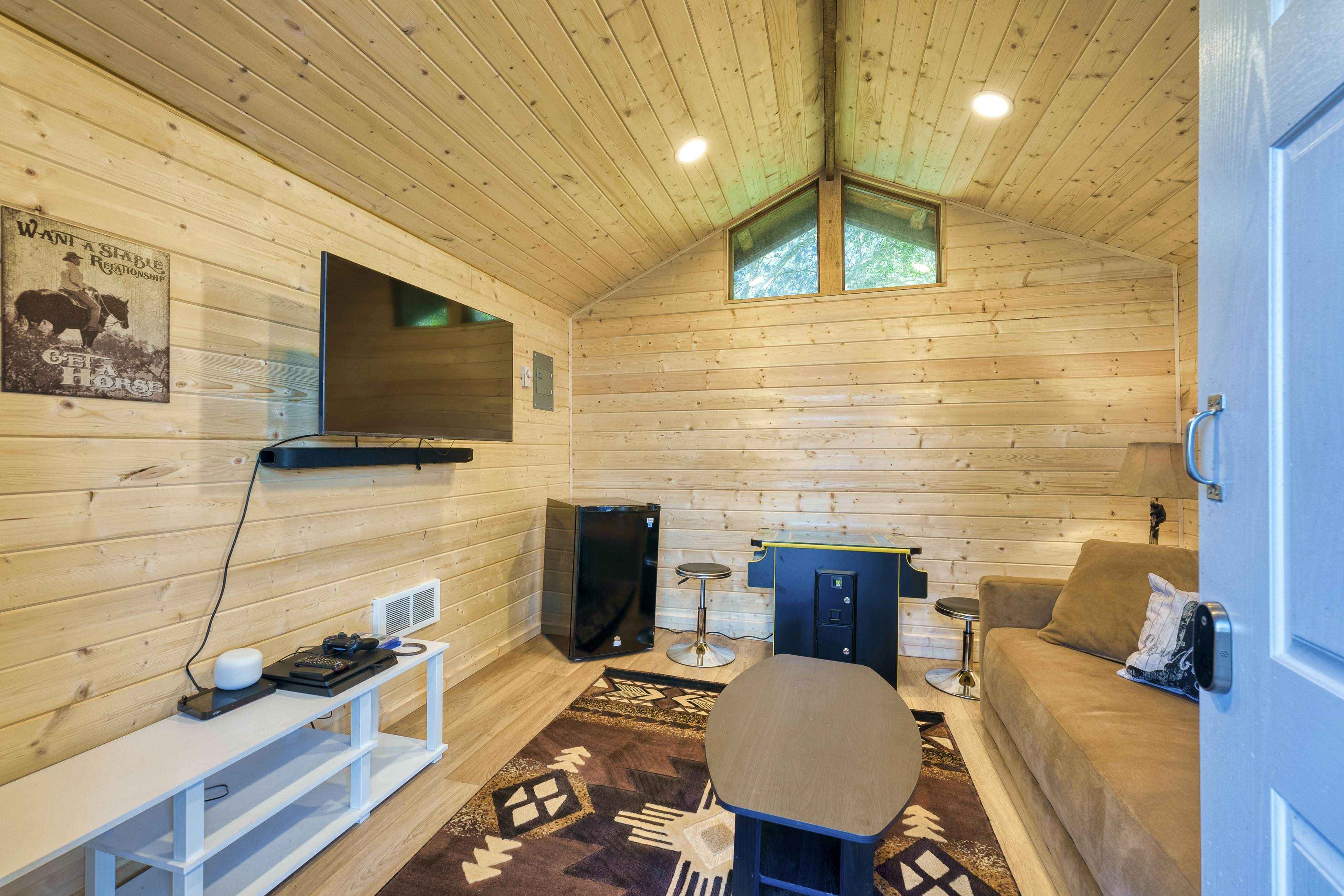 Pirate Cove Retreat -Main Home & Cottage