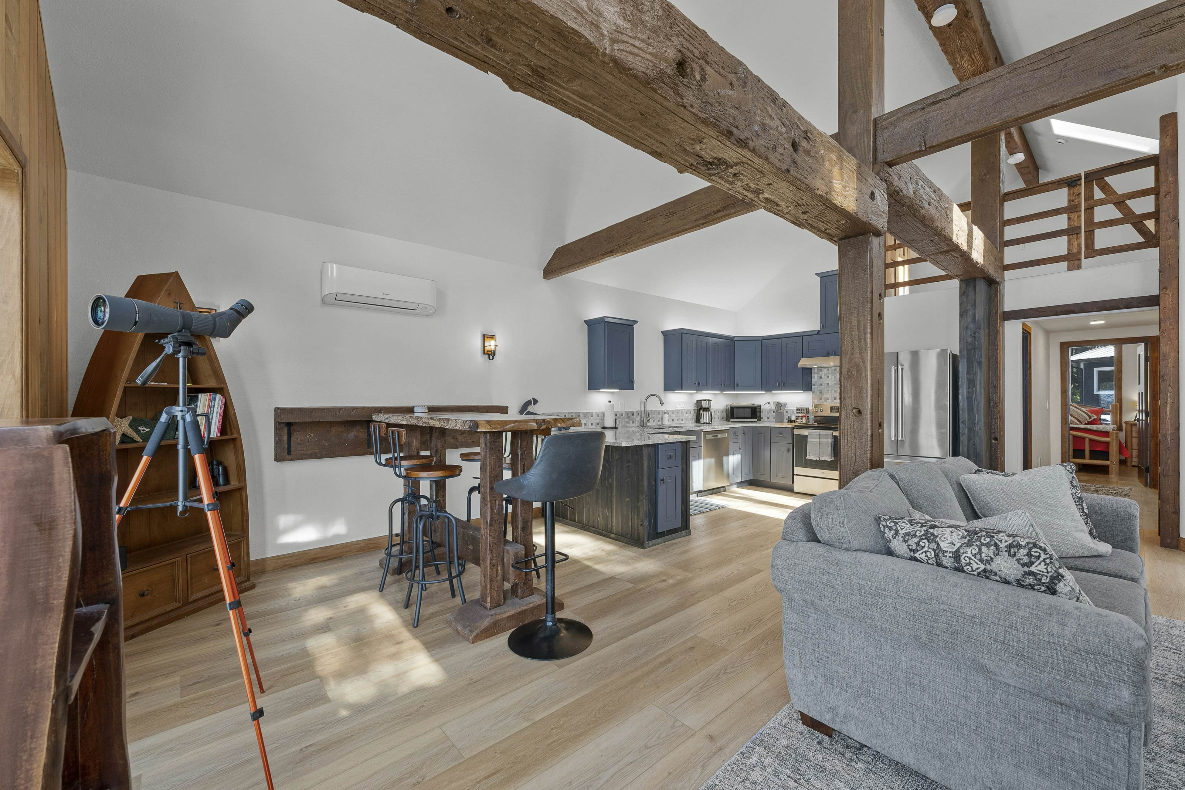 Pirate Cove Retreat -Main Home & Cottage