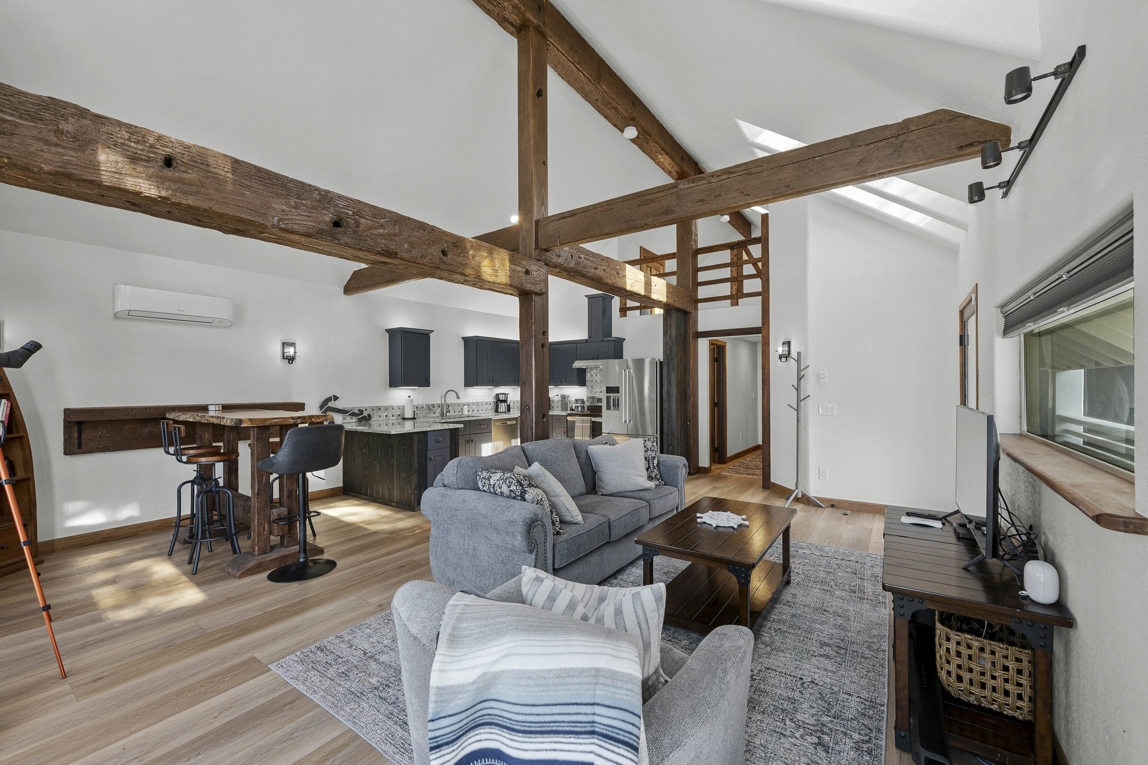 Pirate Cove Retreat -Main Home & Cottage