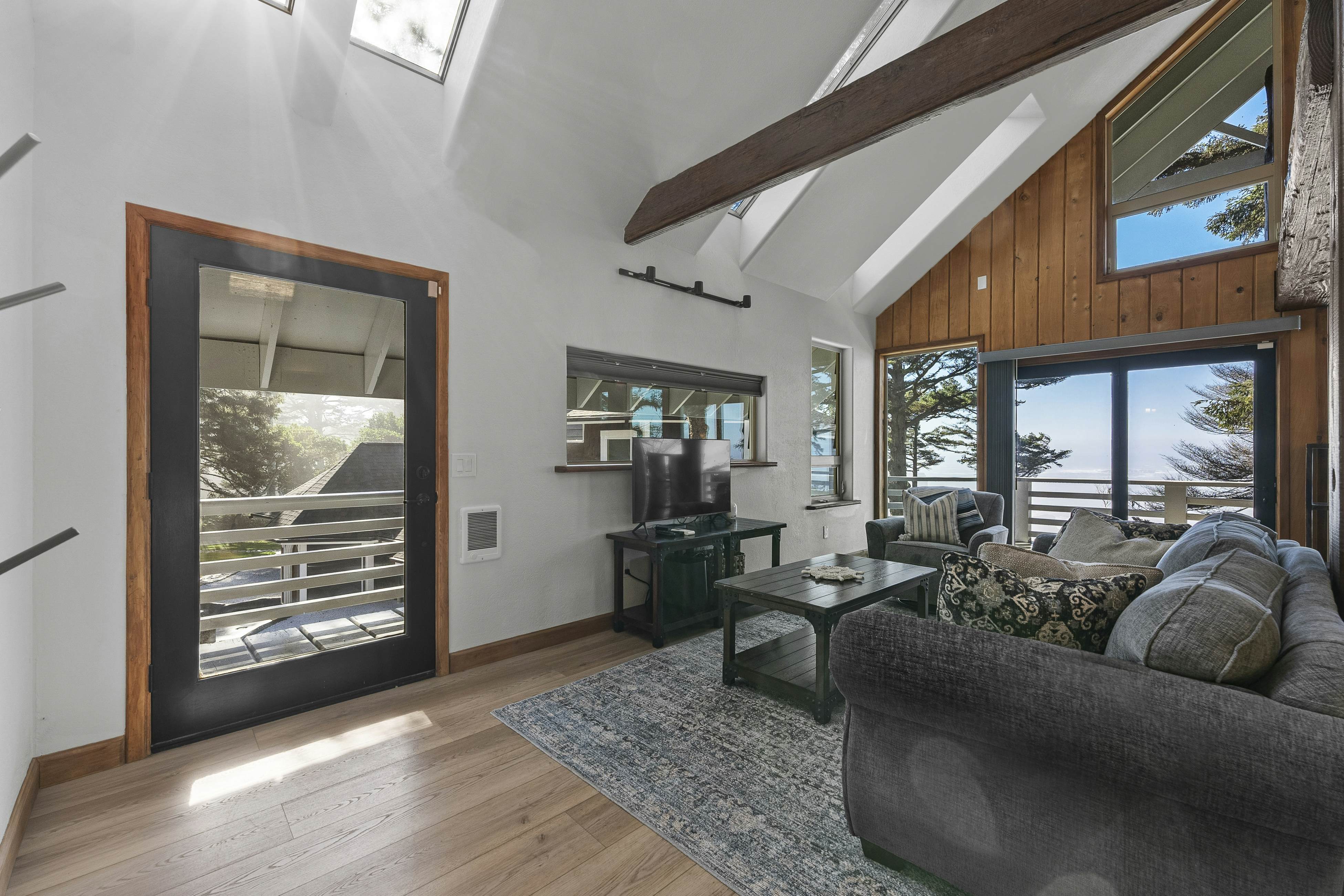 Pirate Cove Retreat -Main Home & Cottage