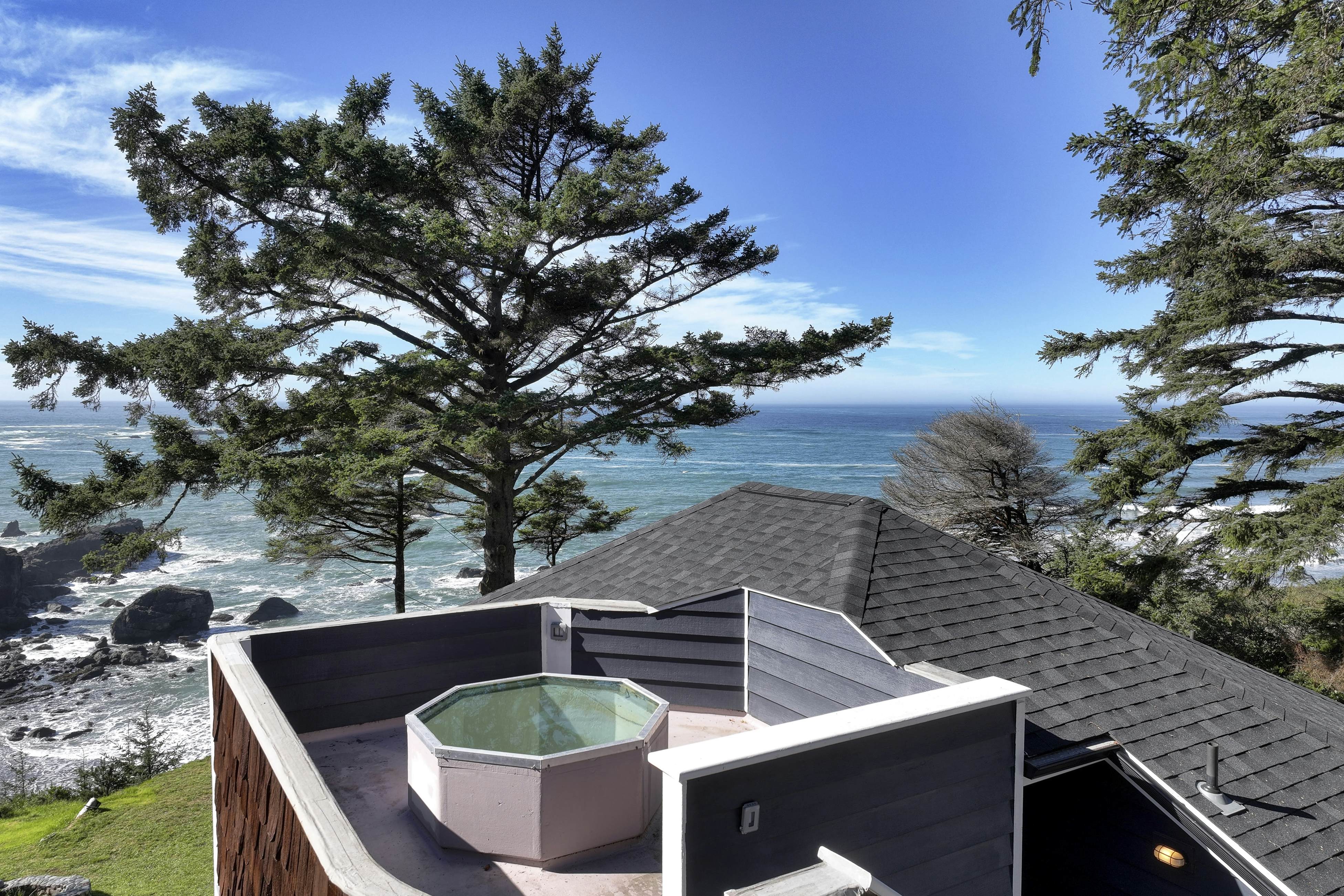 Pirate Cove Retreat -Main Home & Cottage