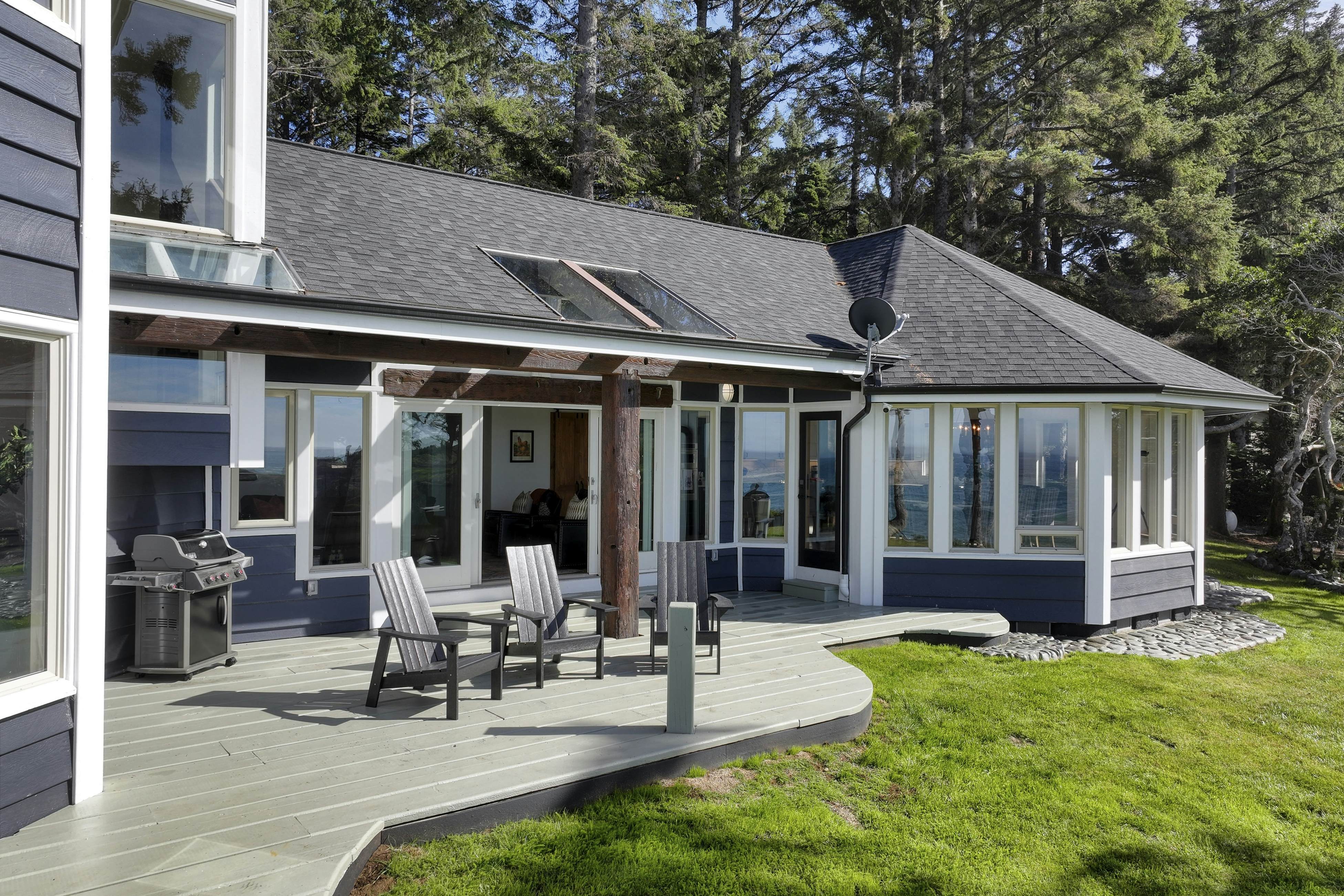 Pirate Cove Retreat -Main Home & Cottage