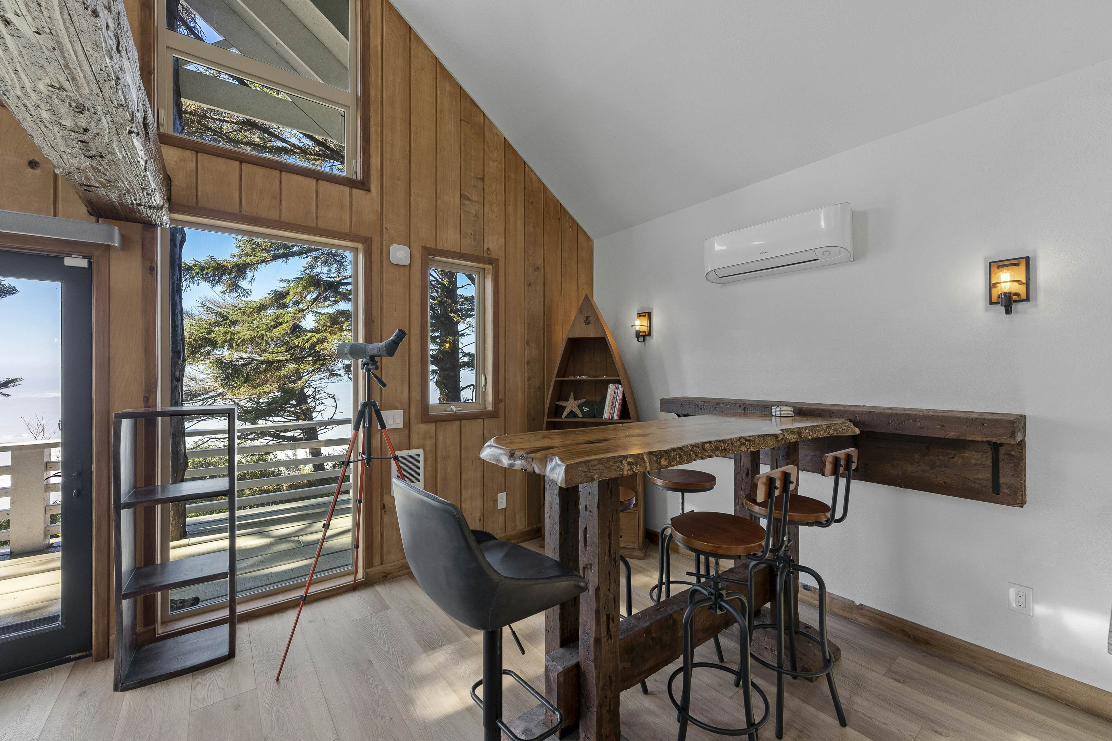 Pirate Cove Retreat -Main Home & Cottage