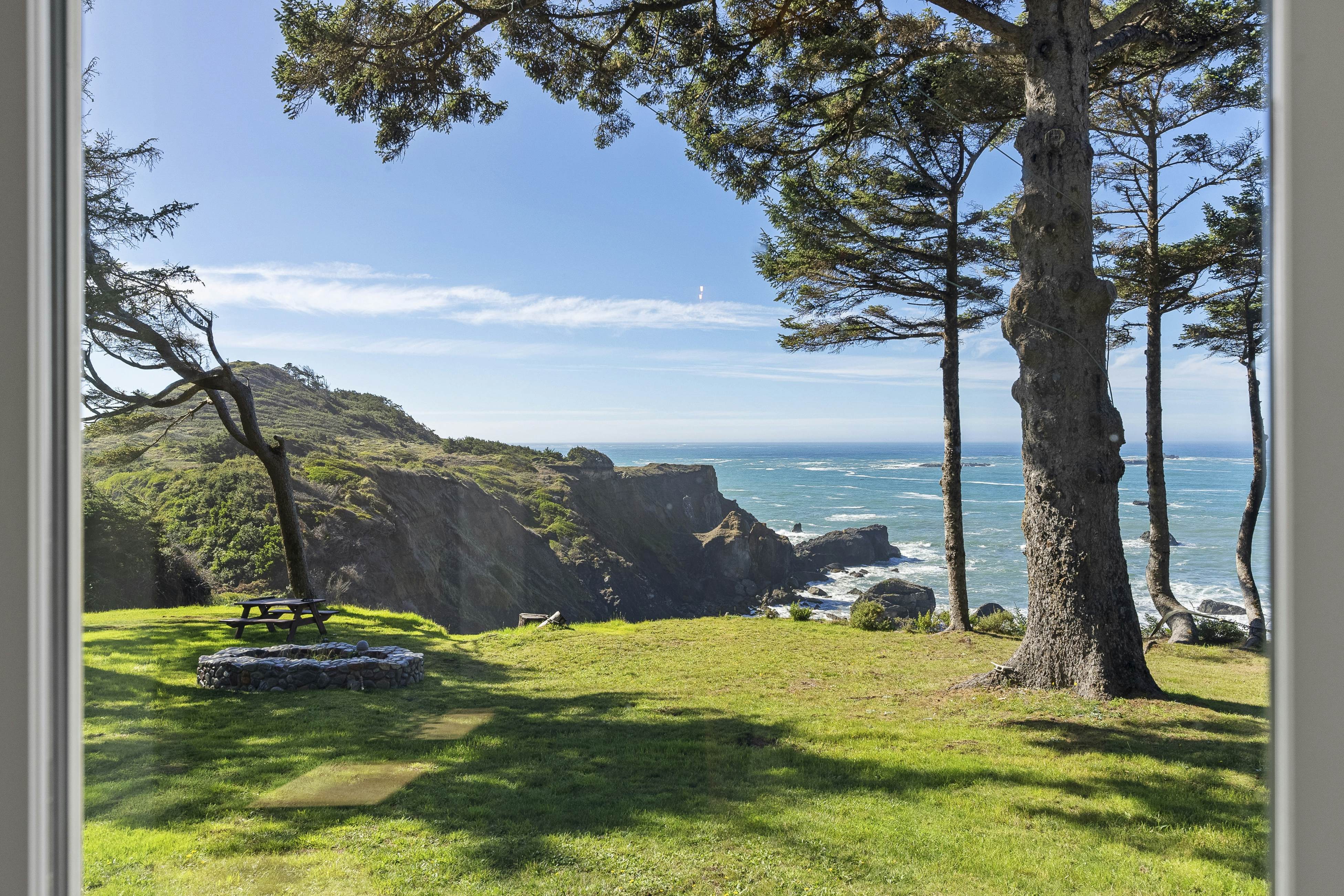 Pirate Cove Retreat -Main Home & Cottage