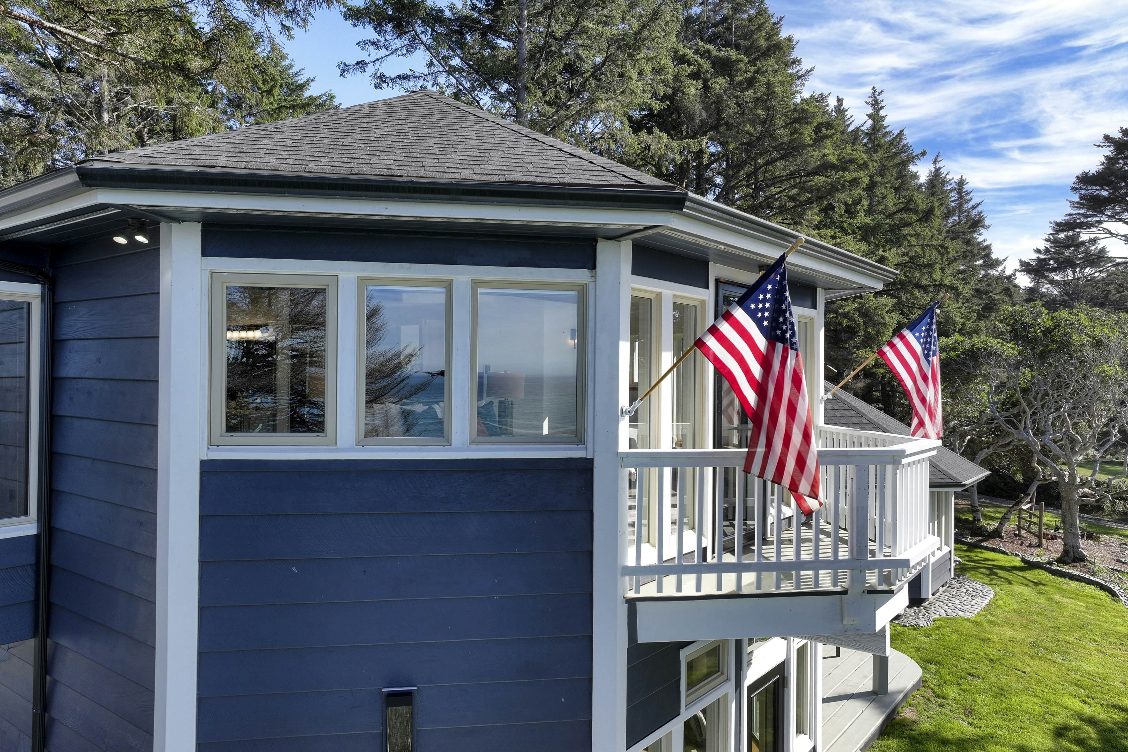 Pirate Cove Retreat -Main Home & Cottage