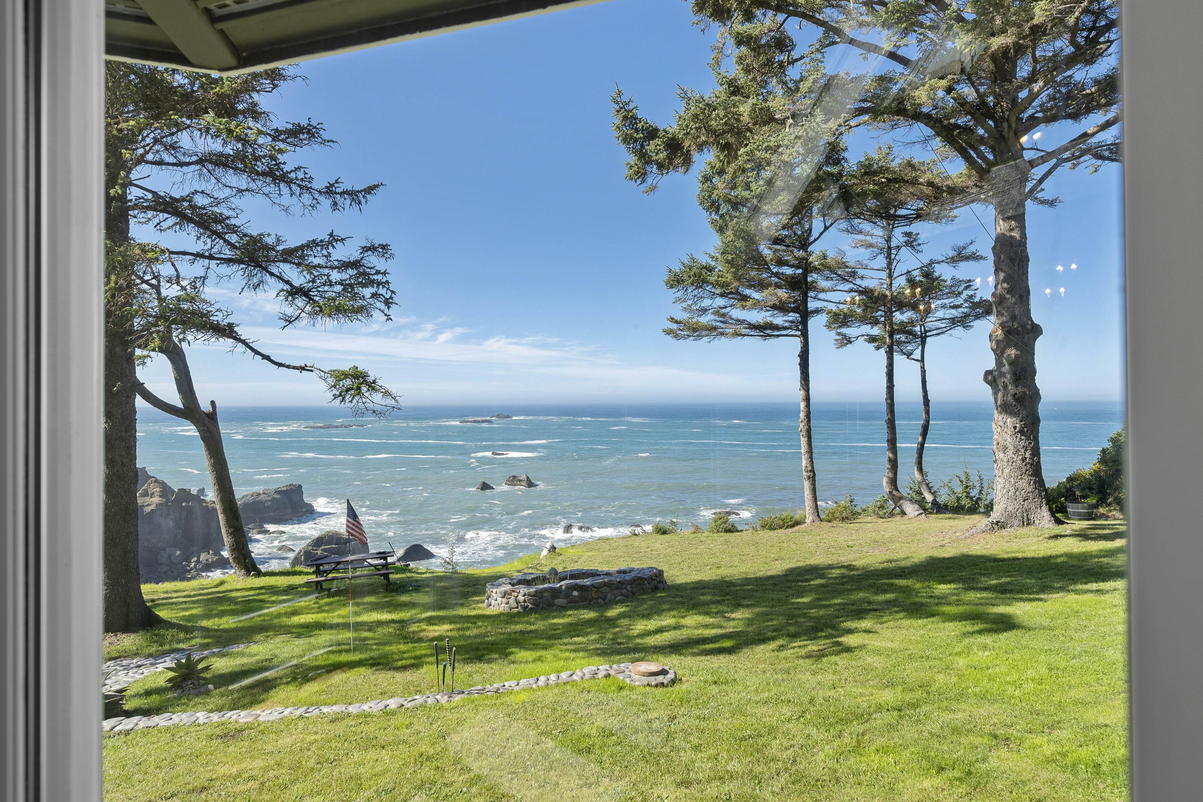 Pirate Cove Retreat -Main Home & Cottage