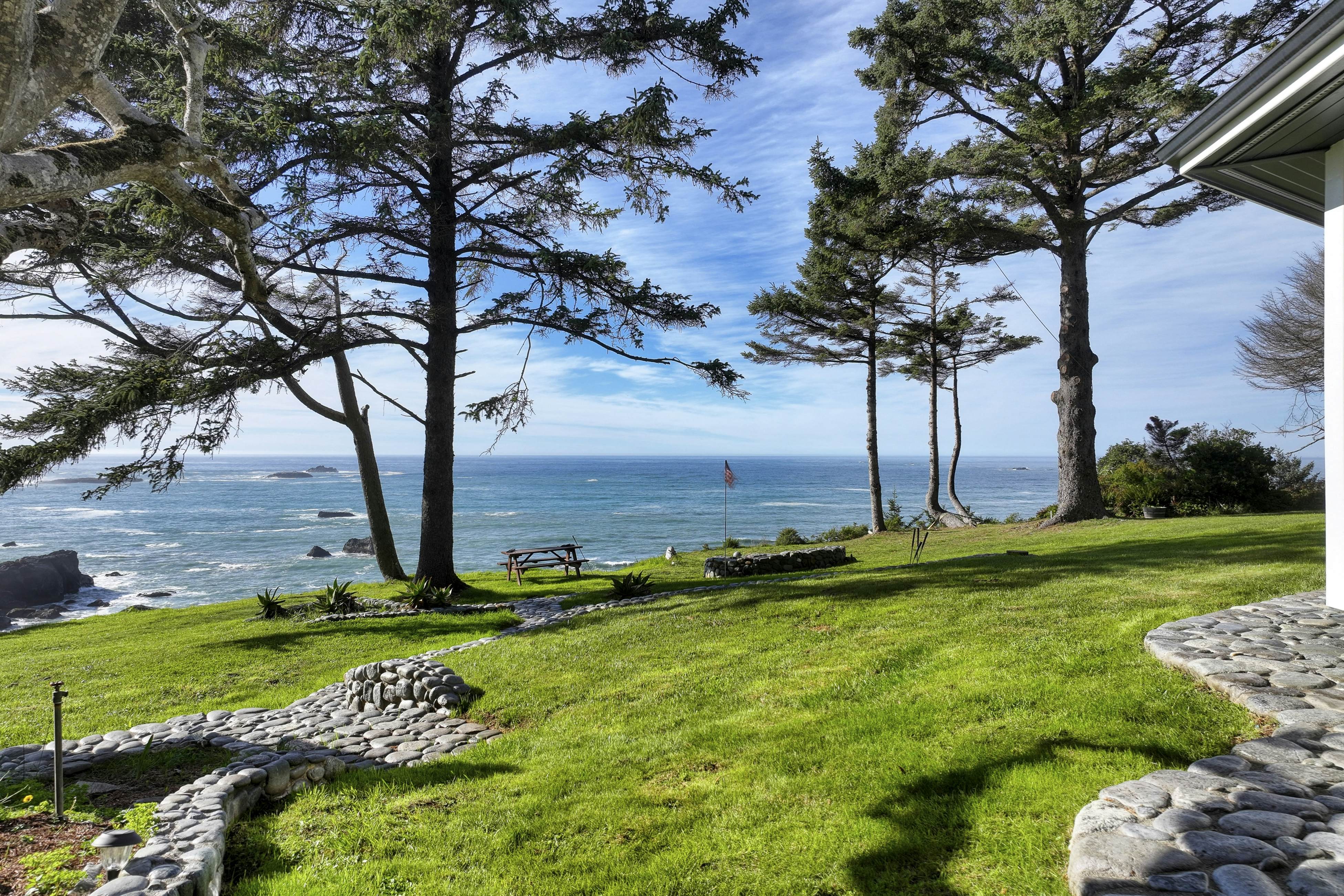 Pirate Cove Retreat -Main Home & Cottage