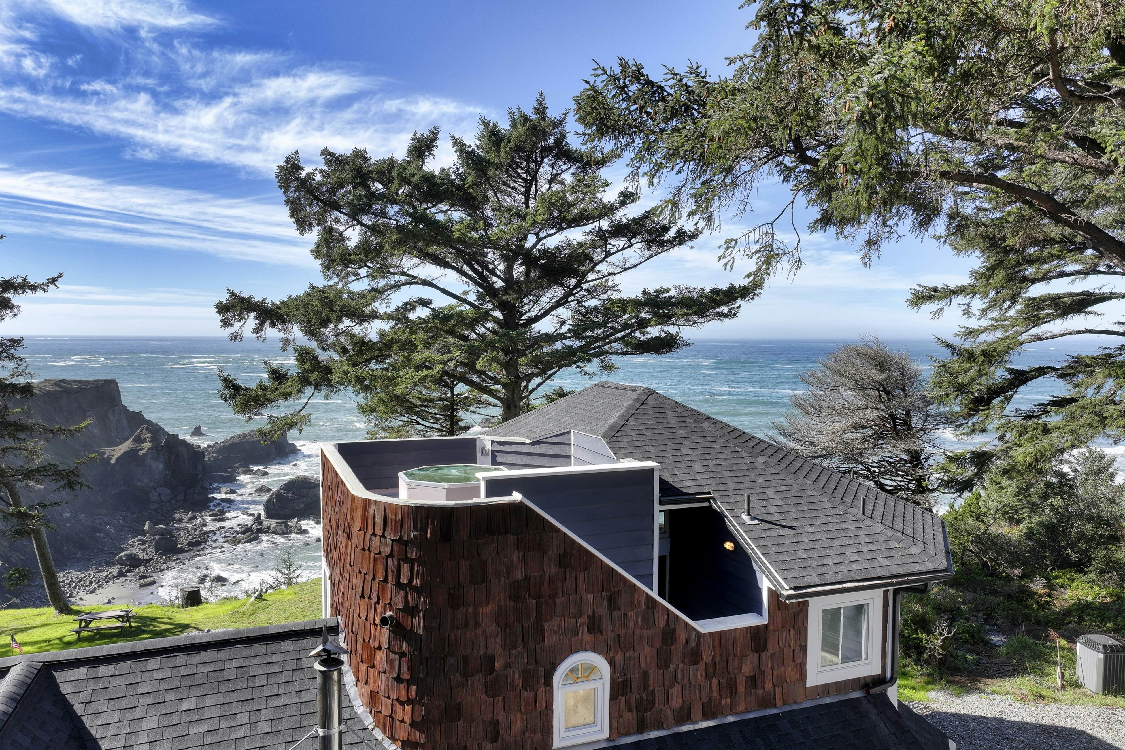 Pirate Cove Retreat -Main Home & Cottage