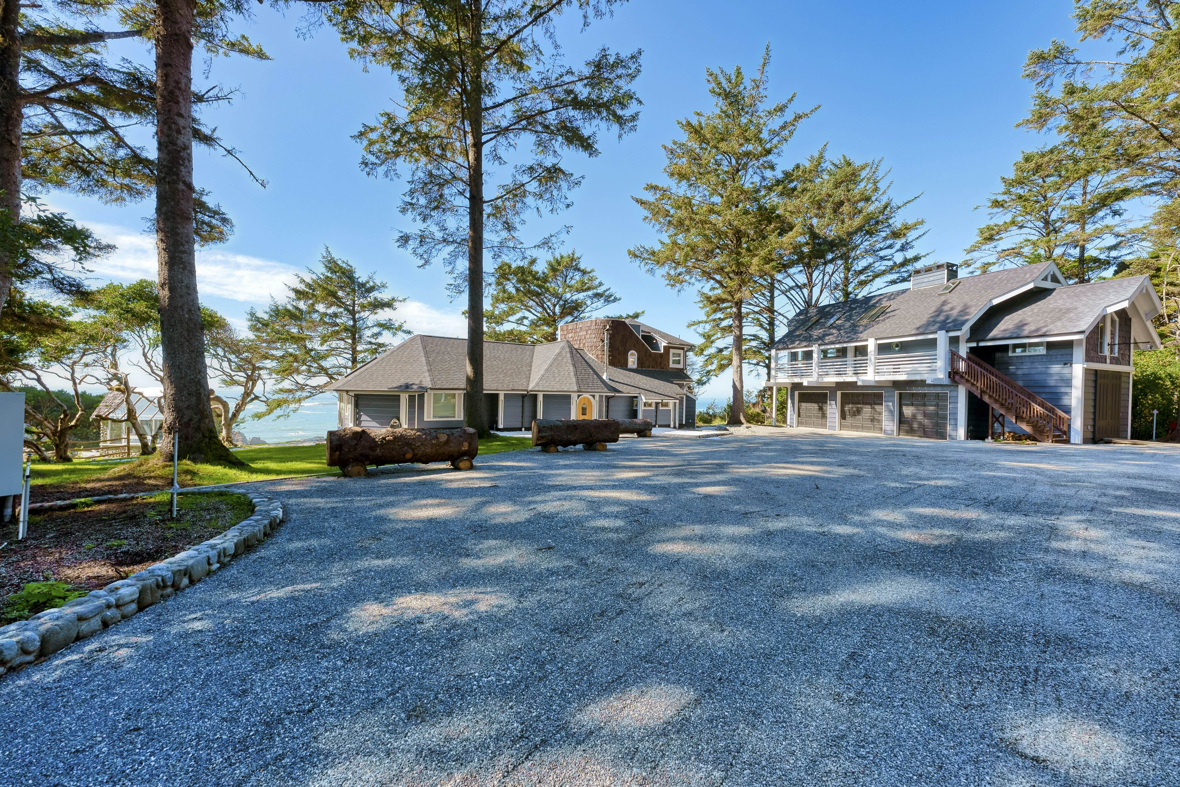 Pirate Cove Retreat -Main Home & Cottage