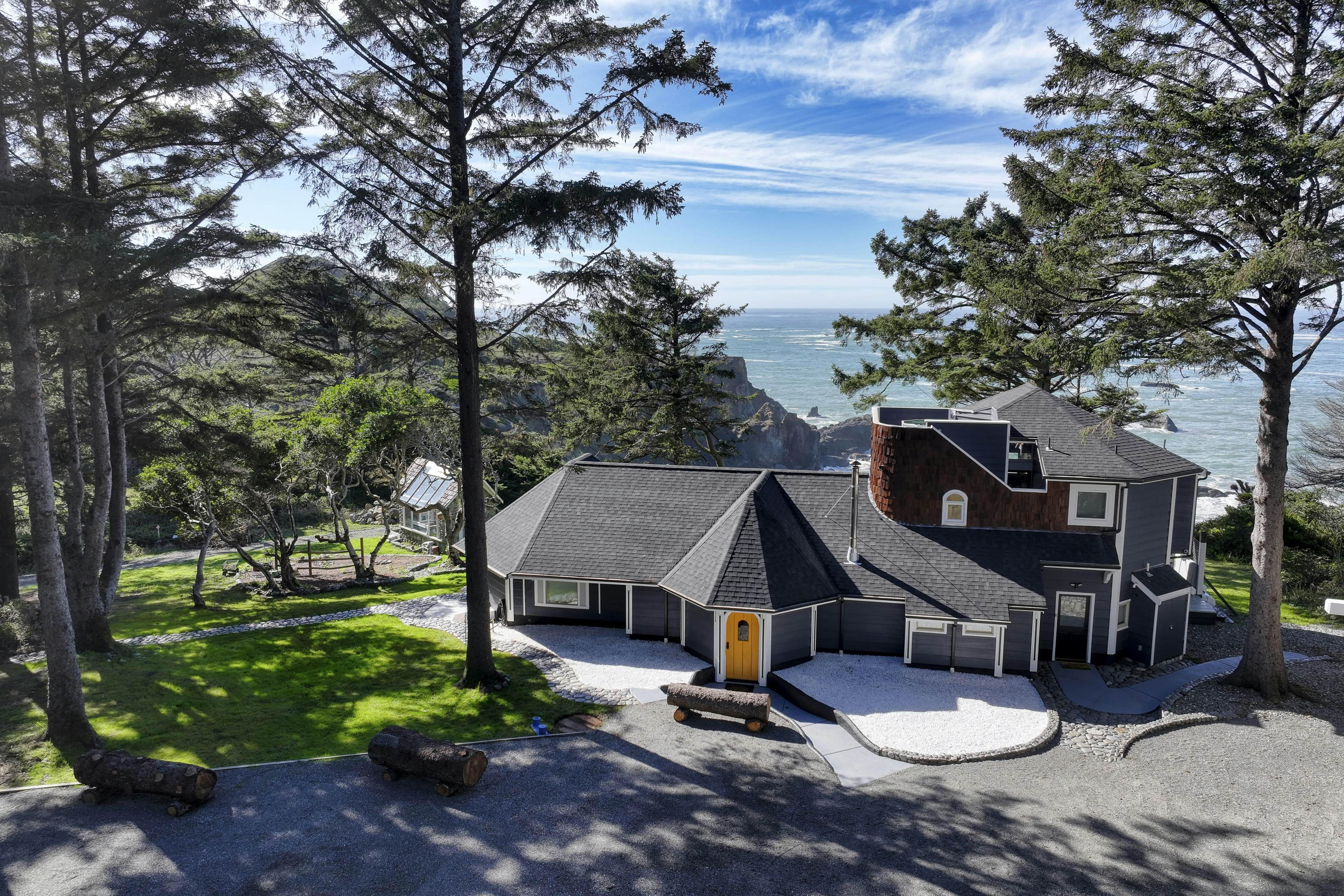 Pirate Cove Retreat -Main Home & Cottage