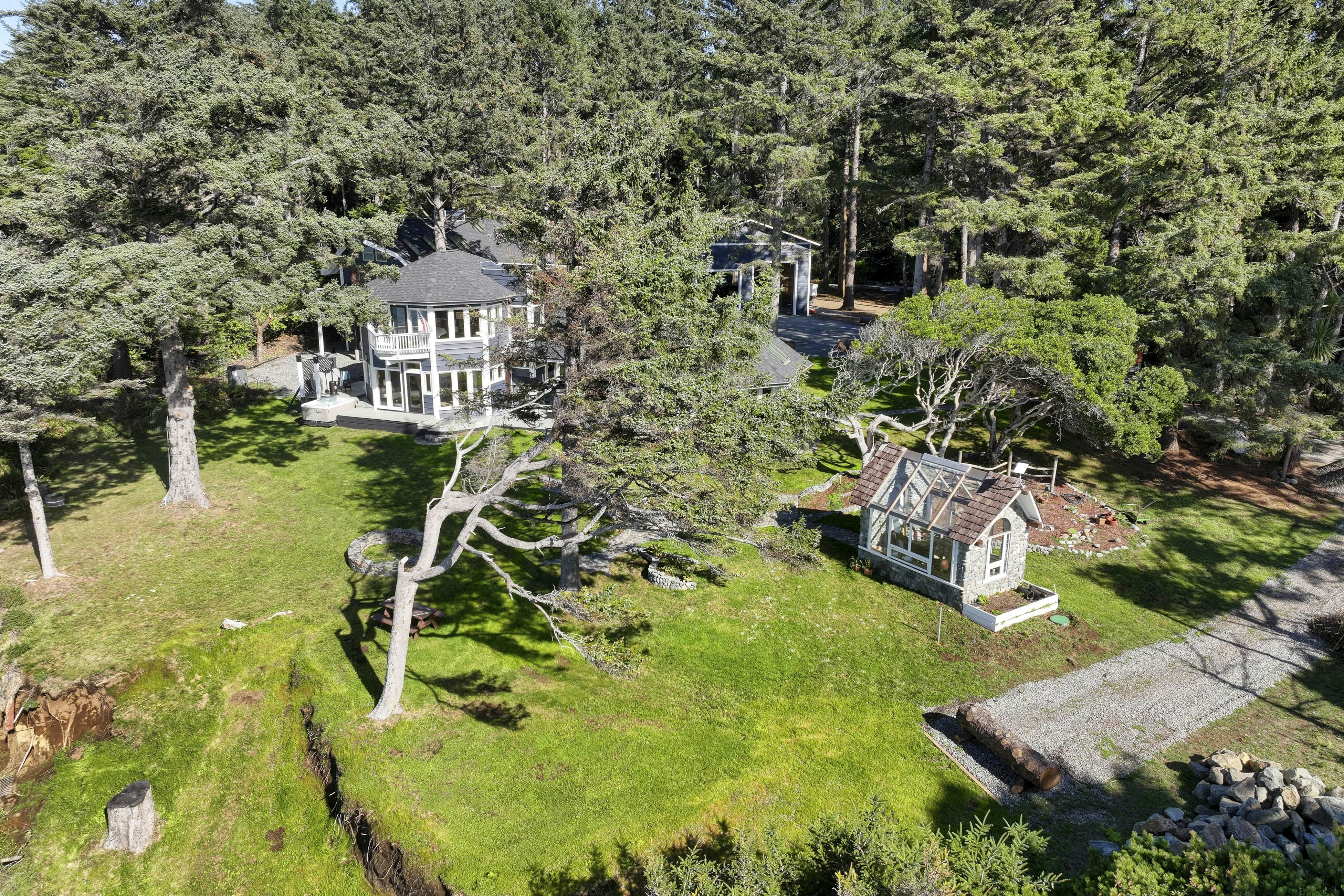 Pirate Cove Retreat -Main Home & Cottage