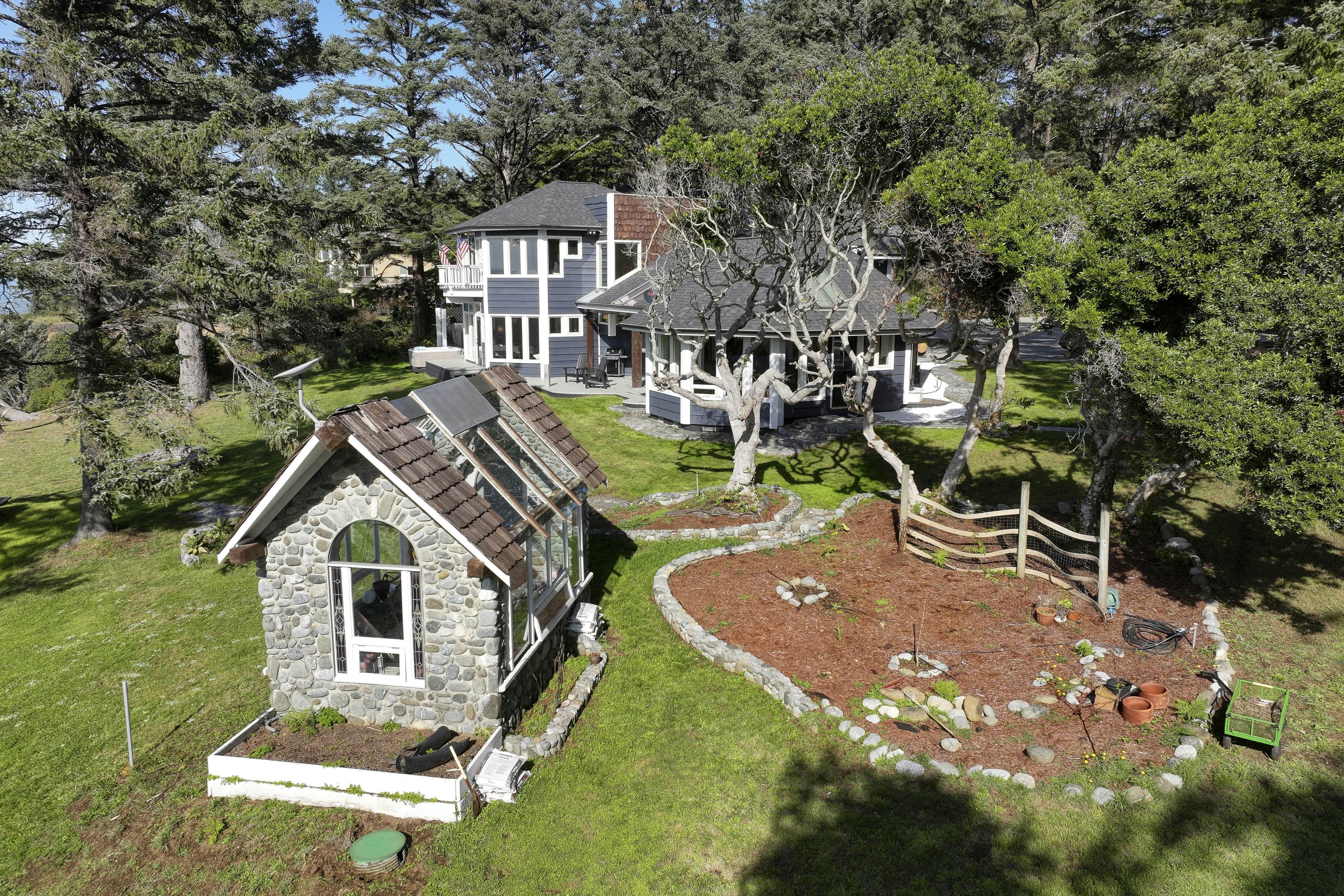 Pirate Cove Retreat -Main Home & Cottage