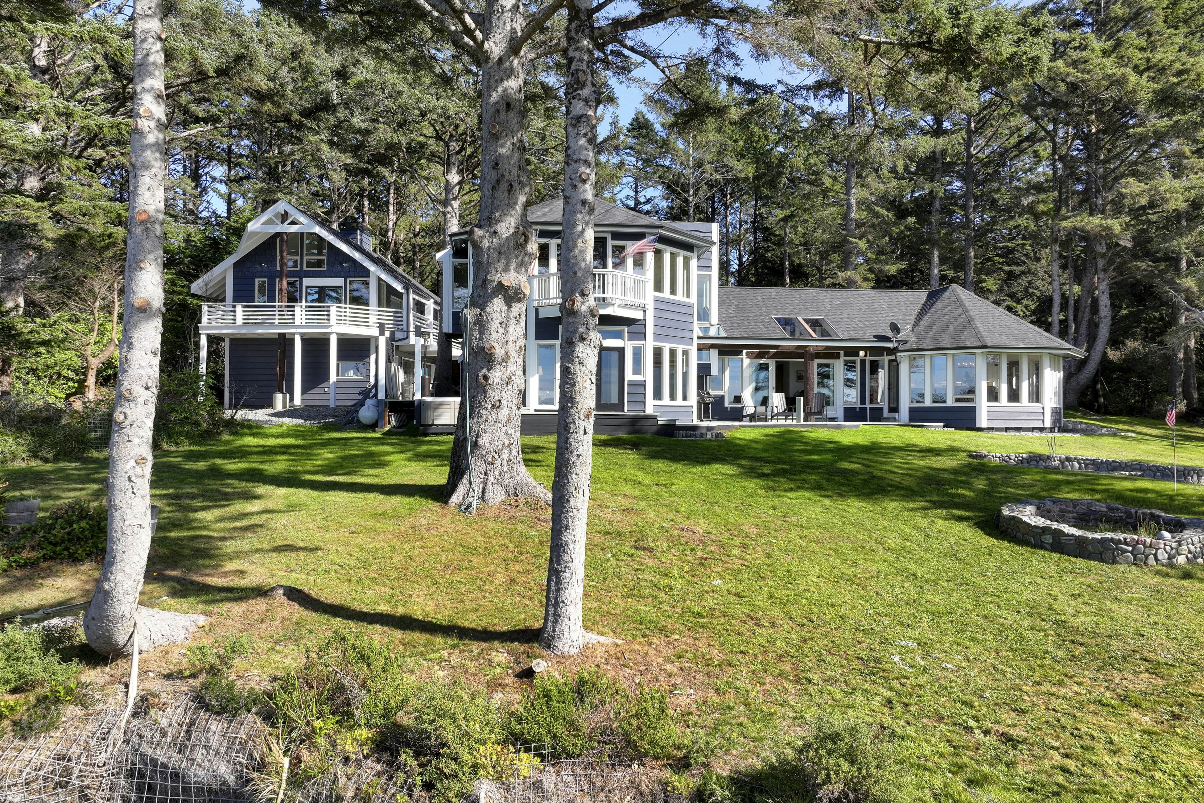 Pirate Cove Retreat -Main Home & Cottage