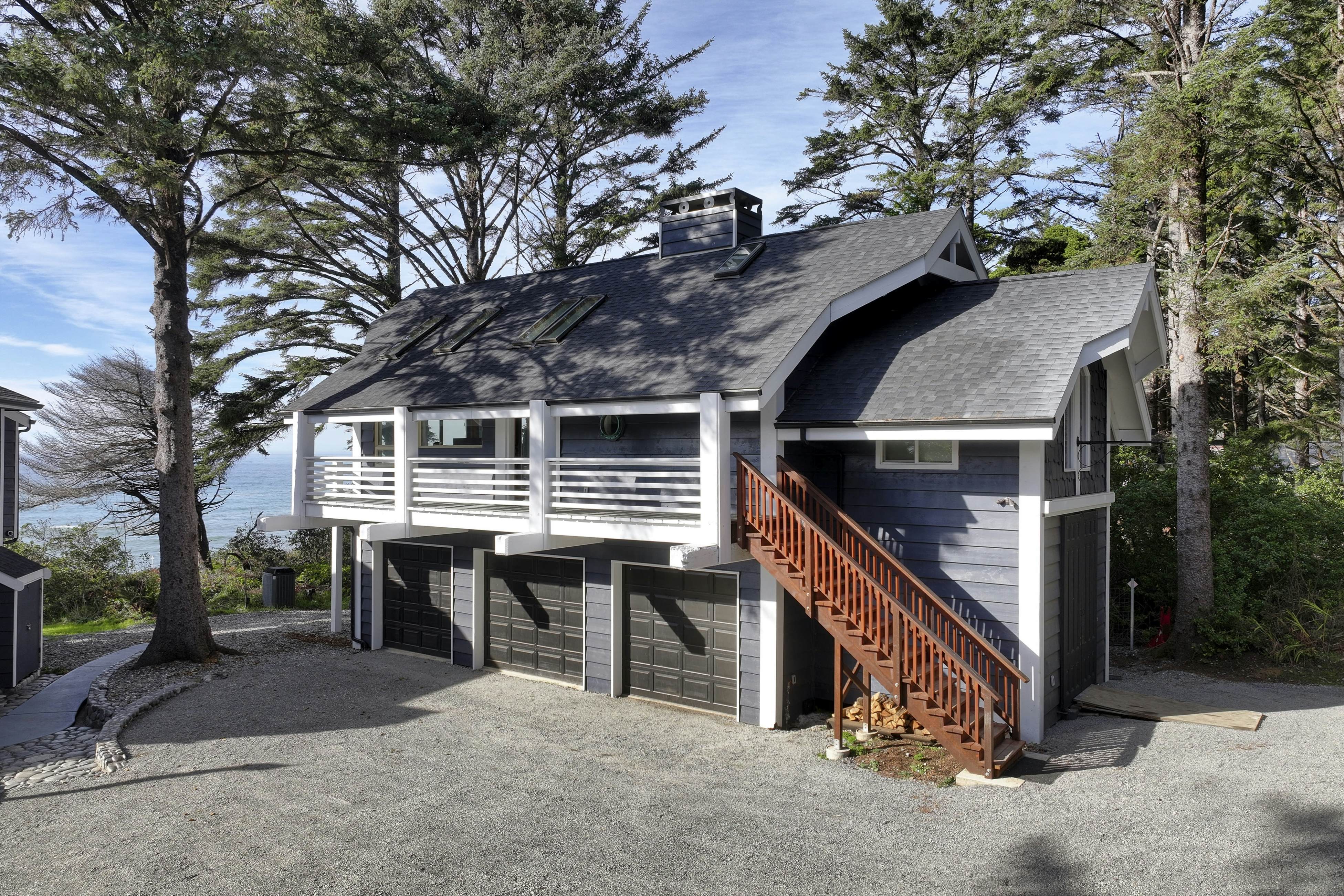 Pirate Cove Retreat -Main Home & Cottage