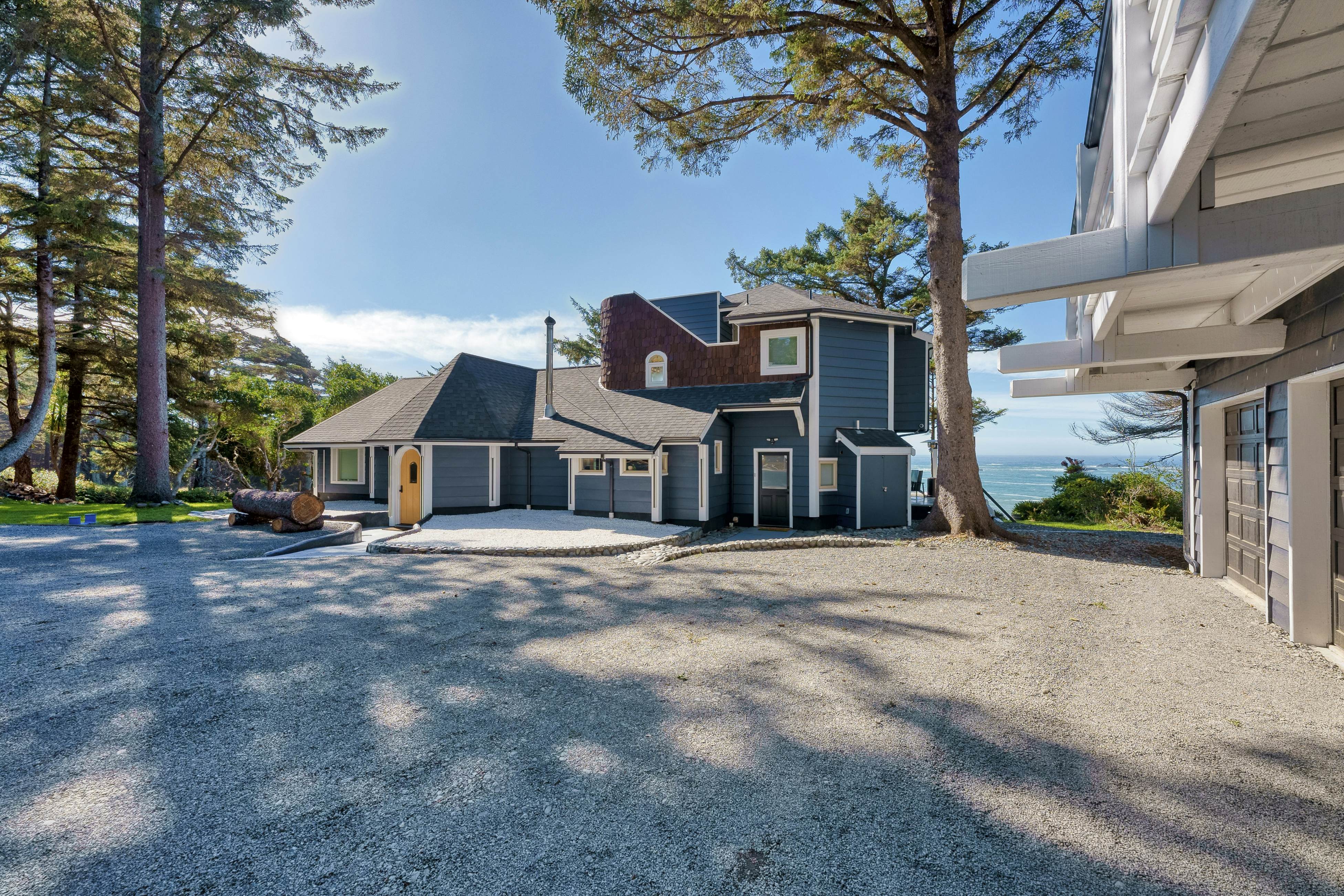 Pirate Cove Retreat -Main Home & Cottage