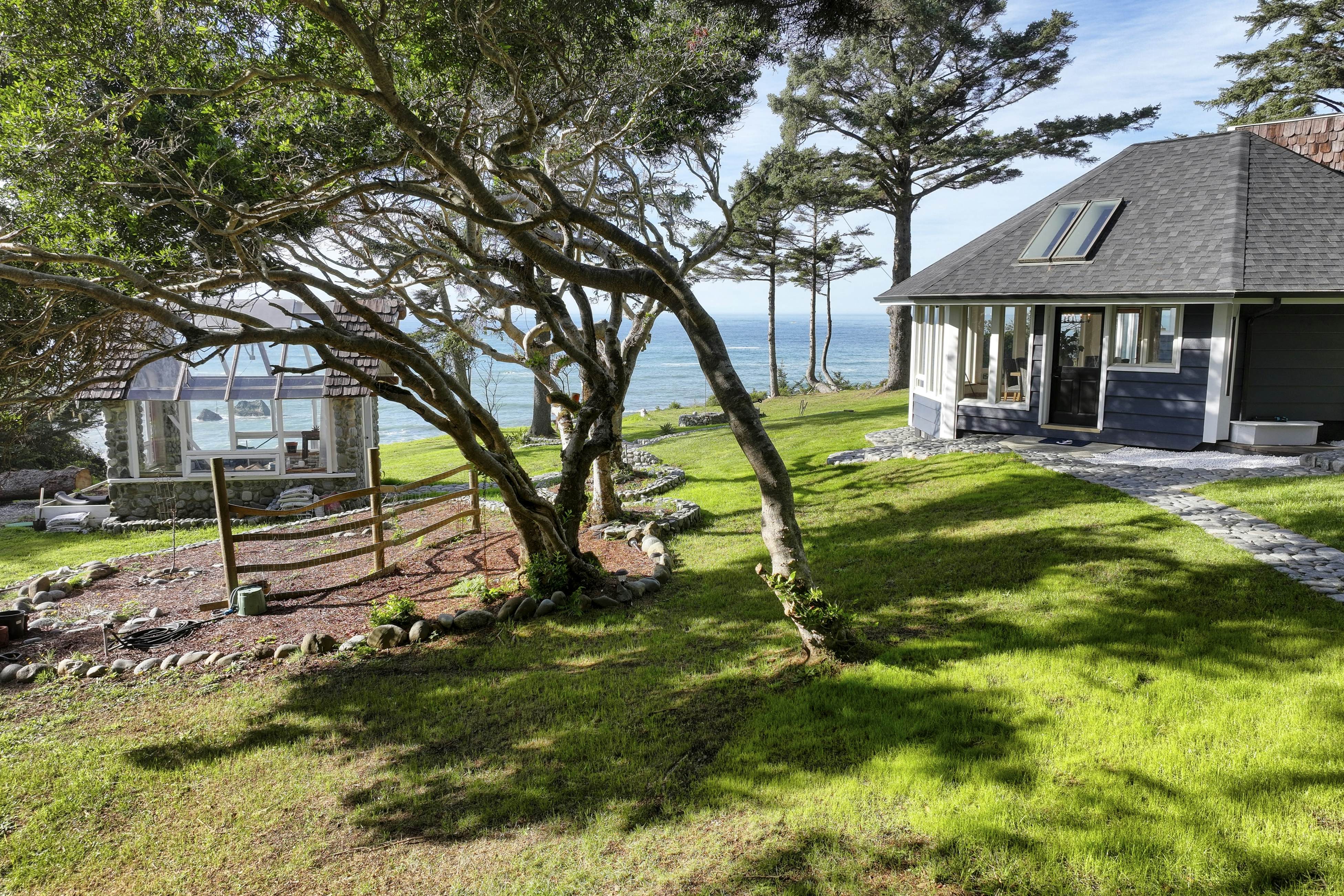 Pirate Cove Retreat -Main Home & Cottage