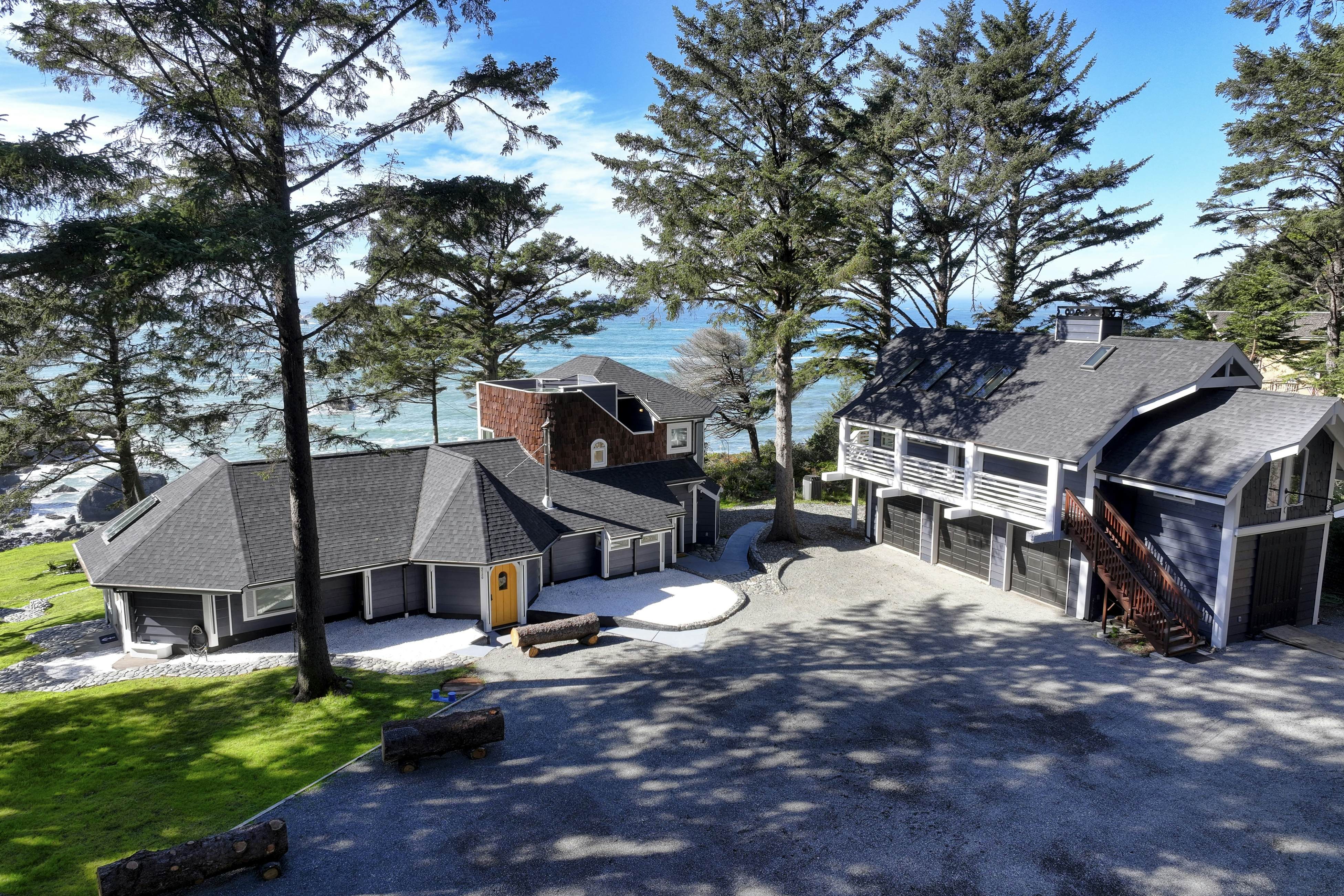 Pirate Cove Retreat -Main Home & Cottage