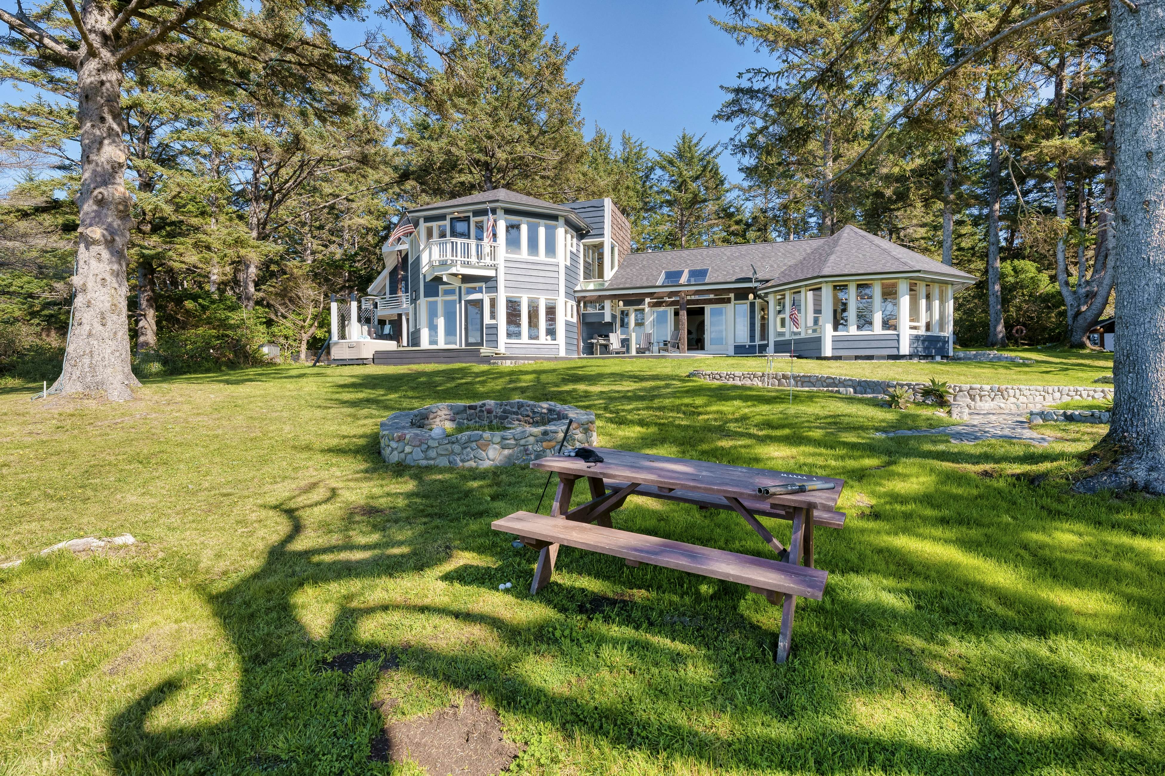 Pirate Cove Retreat -Main Home & Cottage