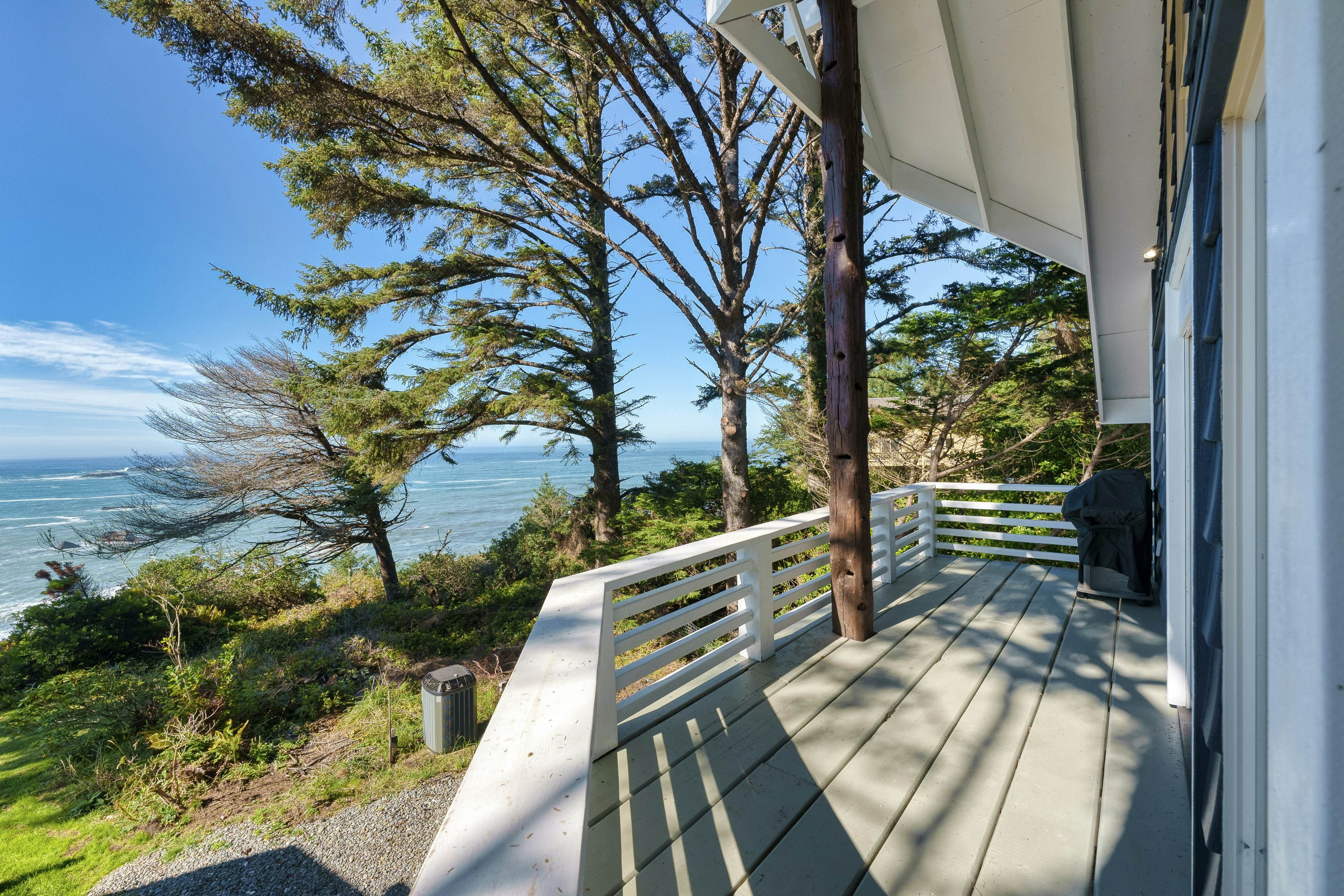 Pirate Cove Retreat -Main Home & Cottage