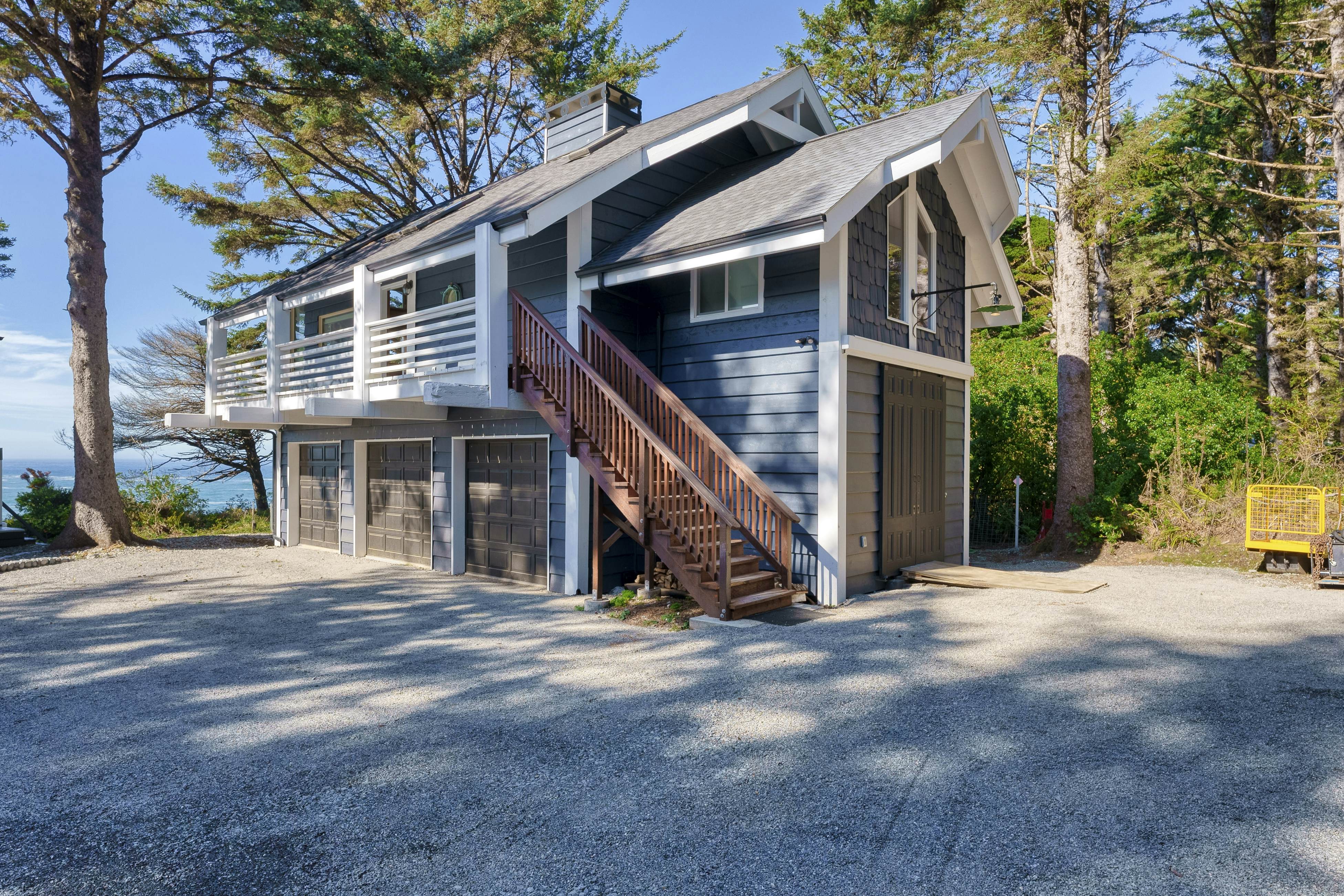 Pirate Cove Retreat -Main Home & Cottage