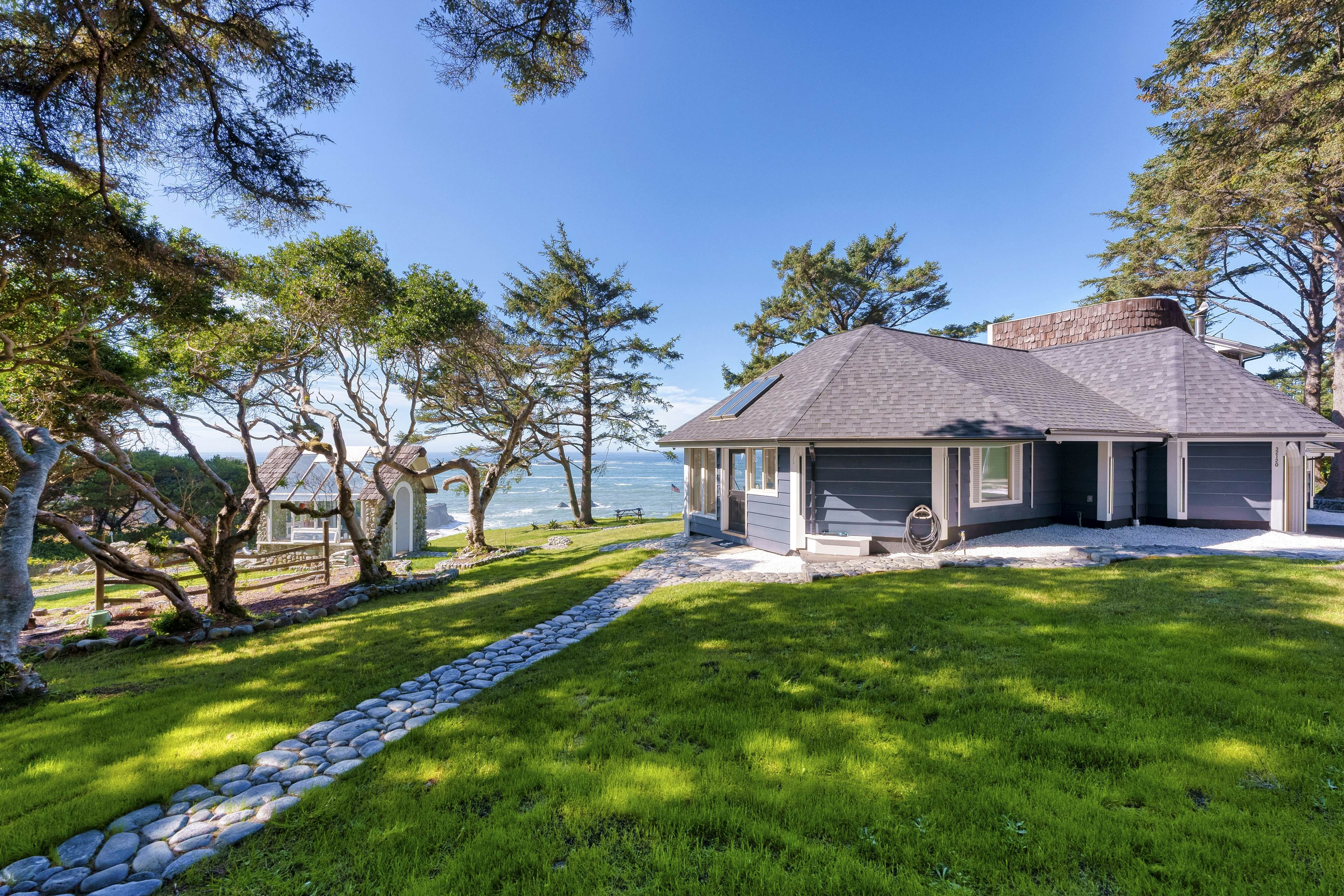 Pirate Cove Retreat -Main Home & Cottage