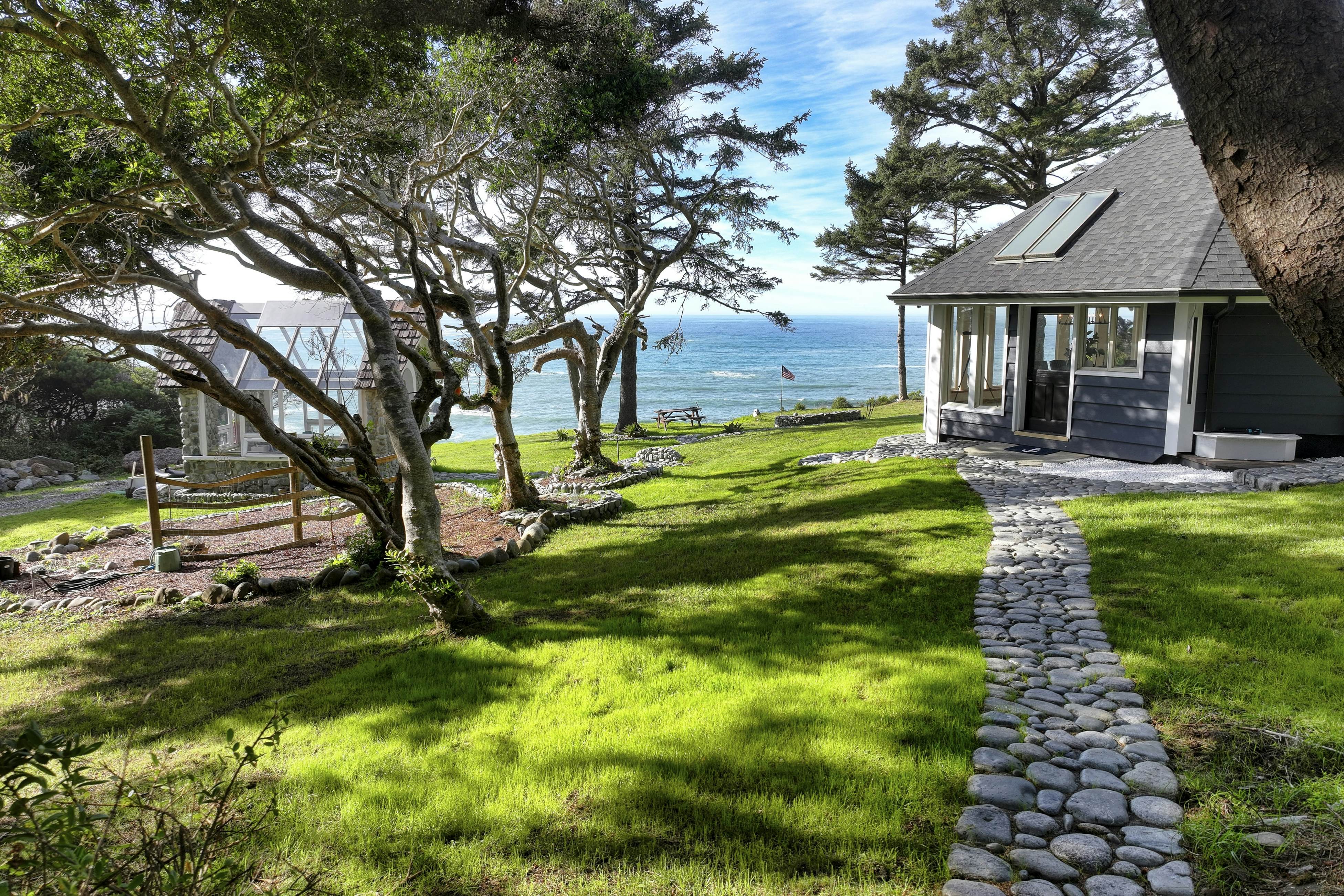 Pirate Cove Retreat -Main Home & Cottage