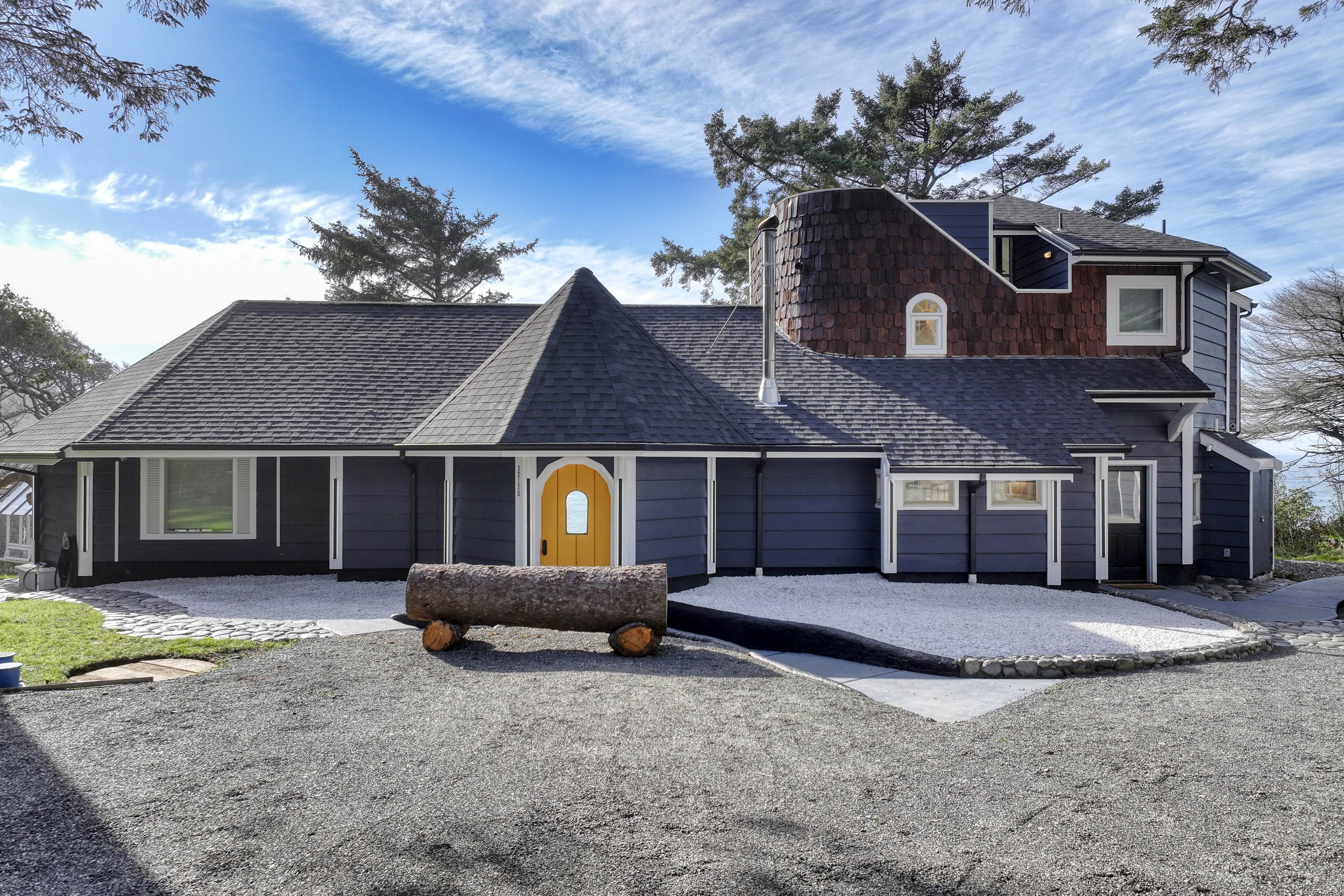 Pirate Cove Retreat -Main Home & Cottage