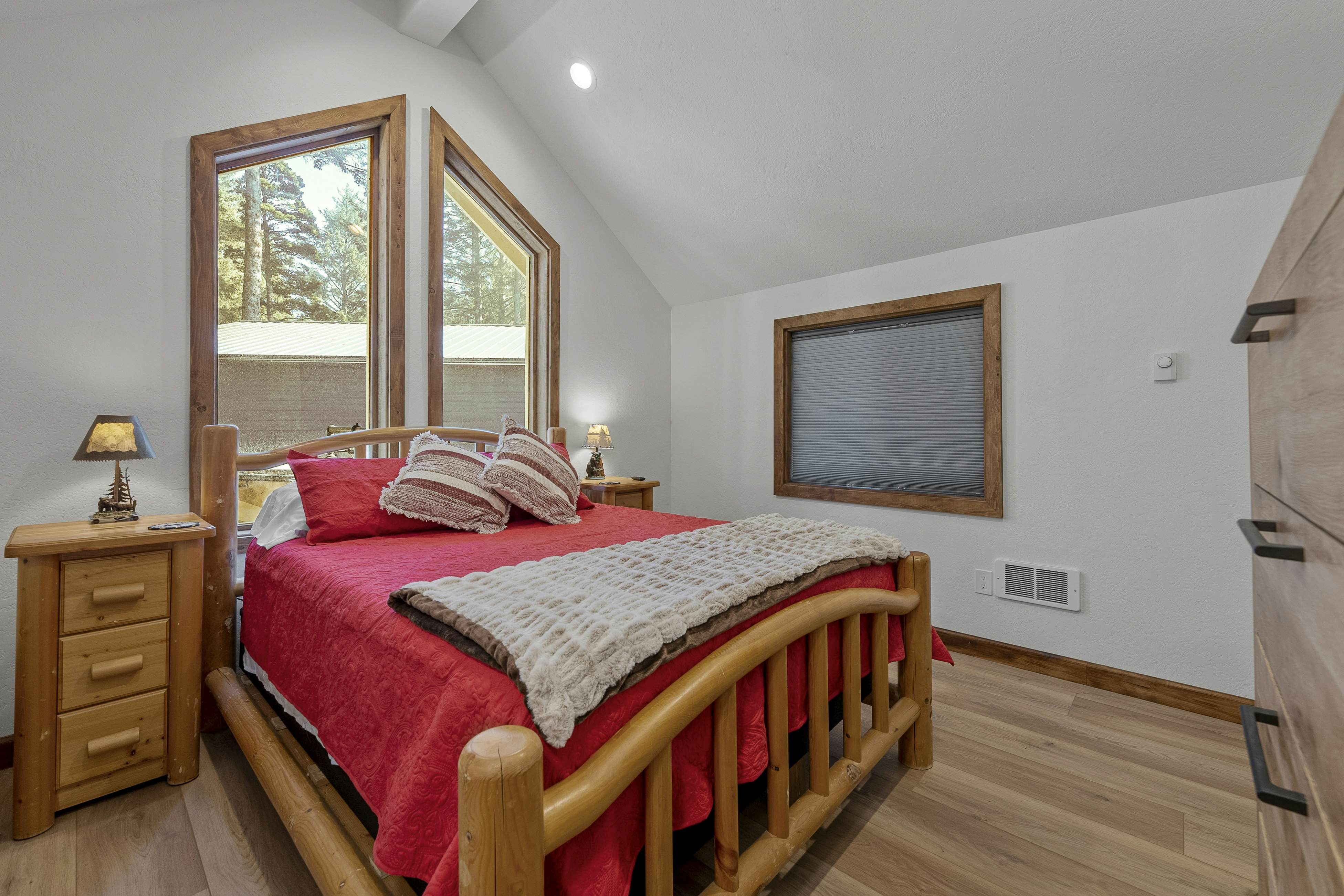 Pirate Cove Retreat -Main Home & Cottage