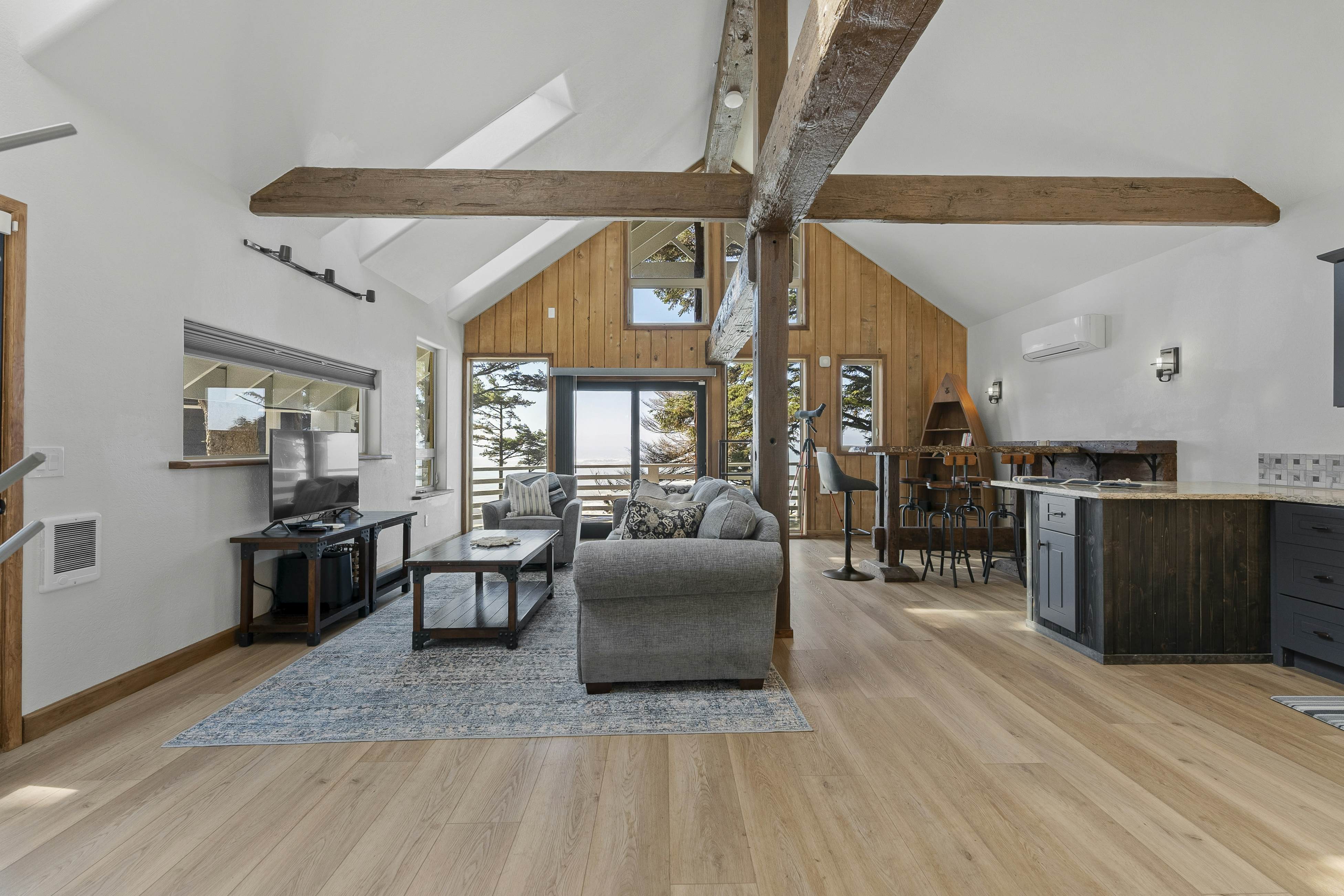 Pirate Cove Retreat -Main Home & Cottage