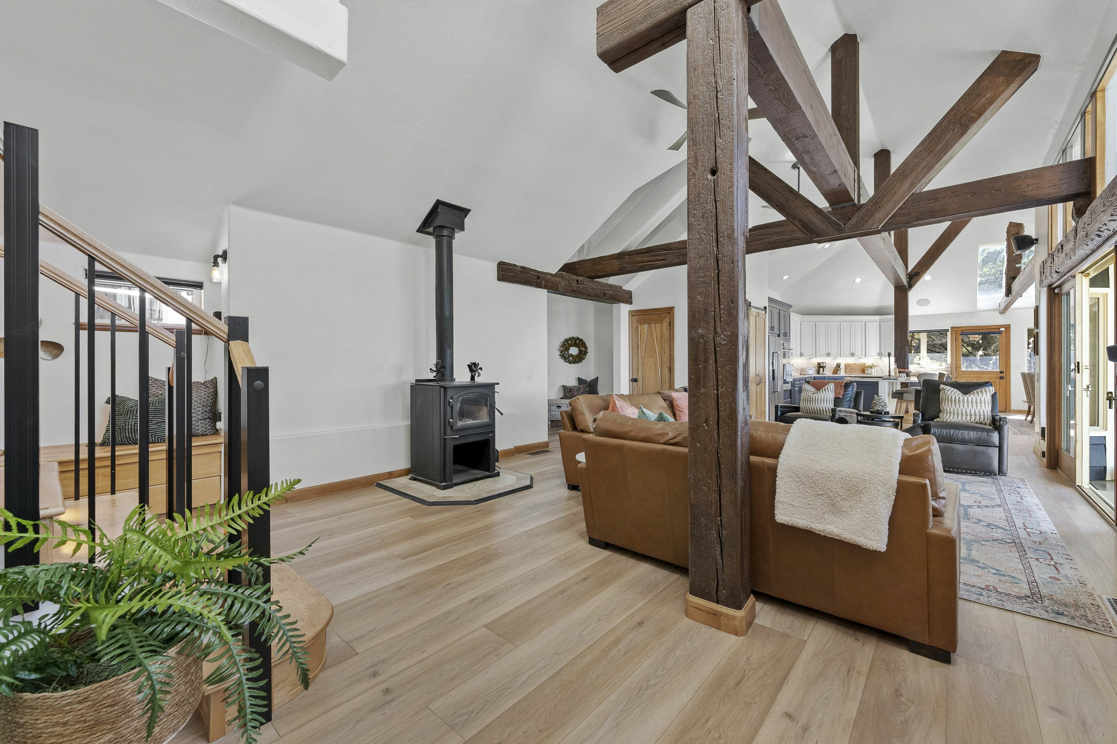 Pirate Cove Retreat -Main Home & Cottage